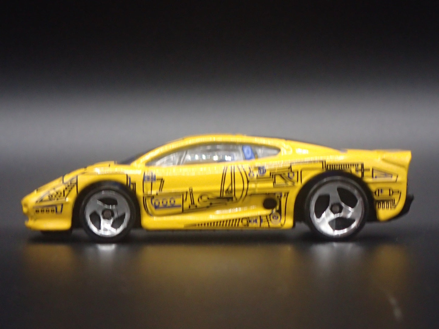 1992-1994 JAGUAR XJ220 YELLOW 1/64 SCALE COLLECTIBLE DIORAMA DIECAST MODEL CAR