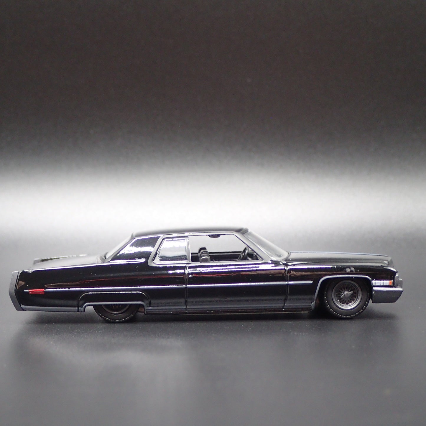 1971 71 CADILLAC CADDY COUPE DEVILLE 2 DOOR 1:64 SCALE DIORAMA DIECAST MODEL CAR