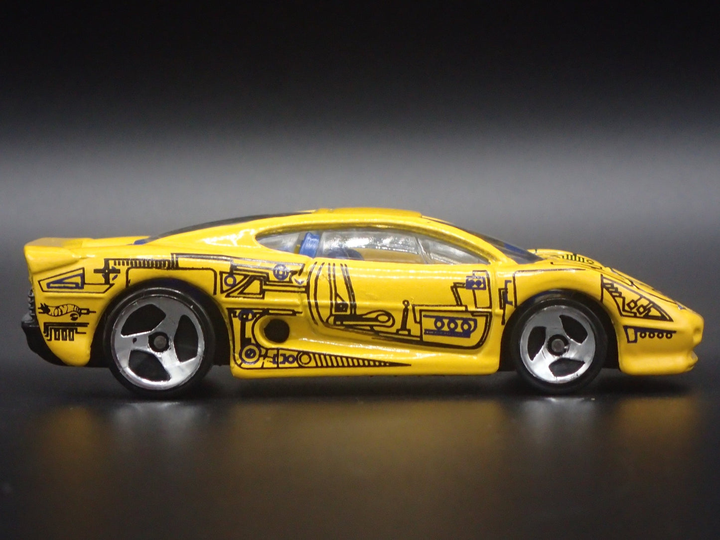 1992-1994 JAGUAR XJ220 YELLOW 1/64 SCALE COLLECTIBLE DIORAMA DIECAST MODEL CAR