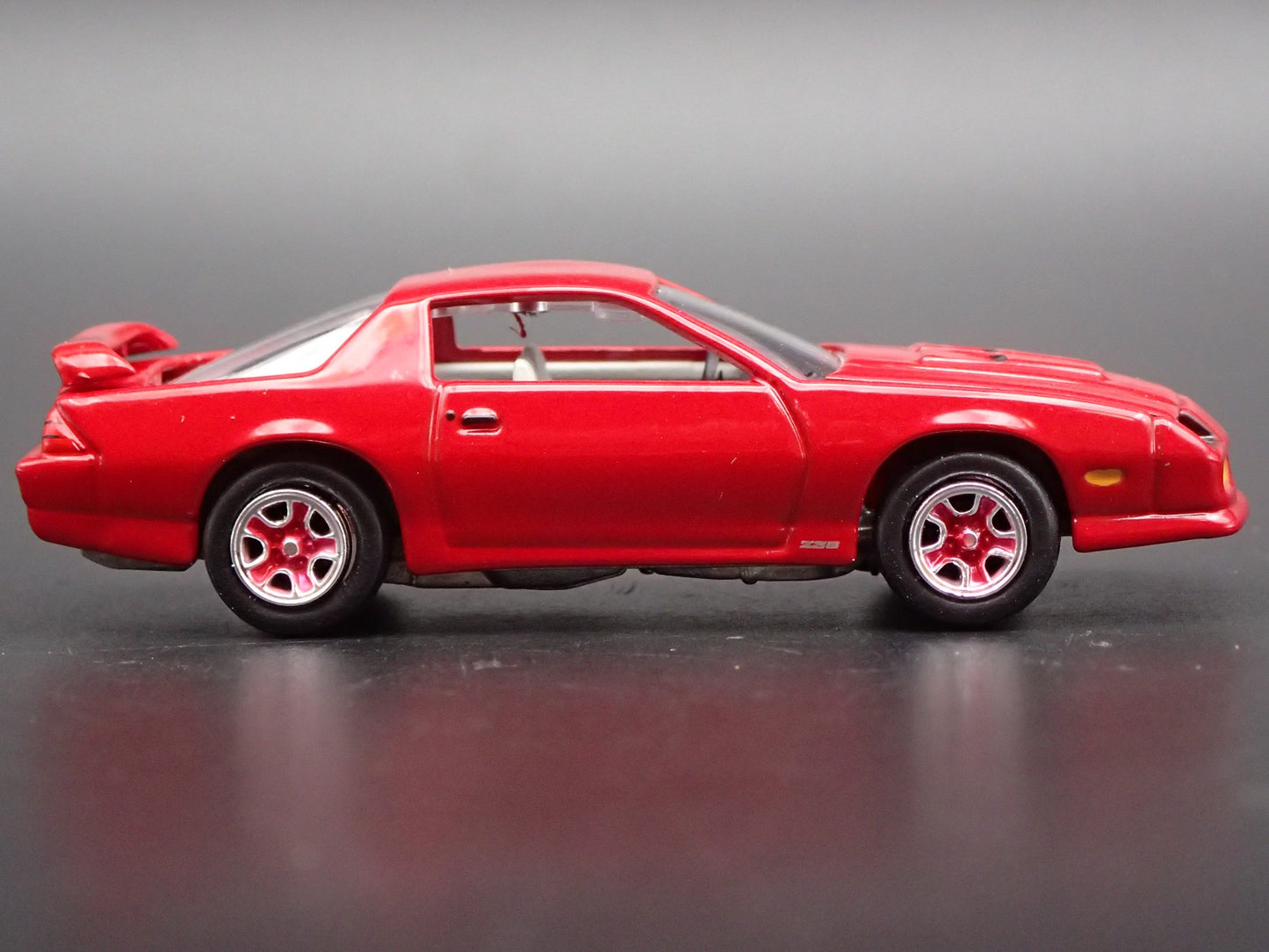 1991 91 CHEVY CHEVROLET CAMARO Z28 1LE RED 1:64 SCALE DIORAMA DIECAST MODEL CAR