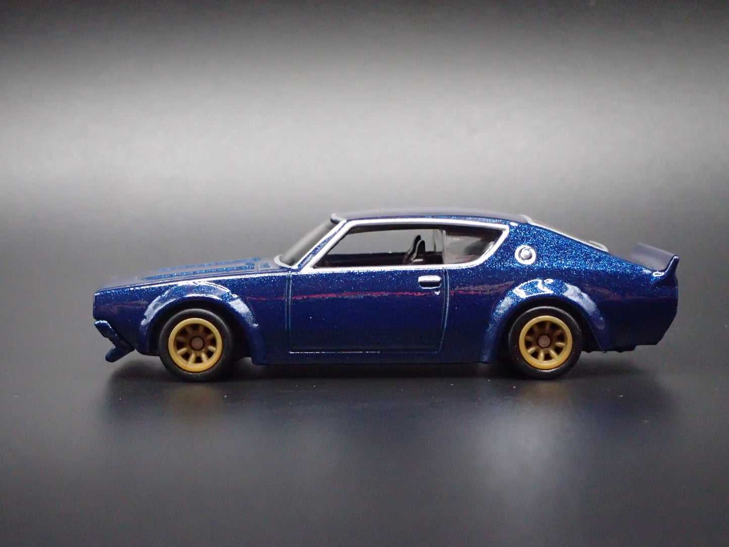 1972-1973 NISSAN SKYLINE 2000 GTR BLUE LBWK 1:64 SCALE DIORAMA DIECAST MODEL CAR