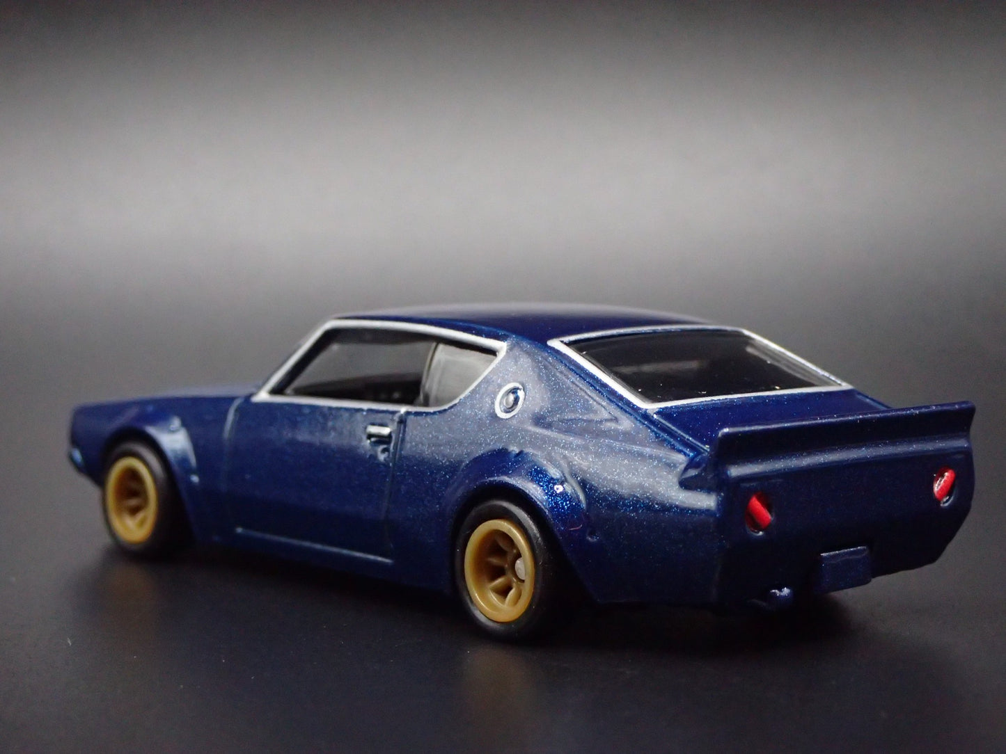 1972-1973 NISSAN SKYLINE 2000 GTR BLUE LBWK 1:64 SCALE DIORAMA DIECAST MODEL CAR