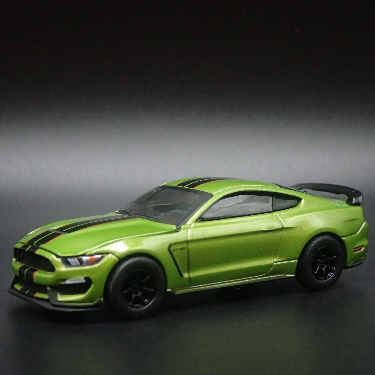 2015-2023 FORD MUSTANG SHELBY GT350R GREEN 1:64 SCALE DIORAMA DIECAST MODEL CAR