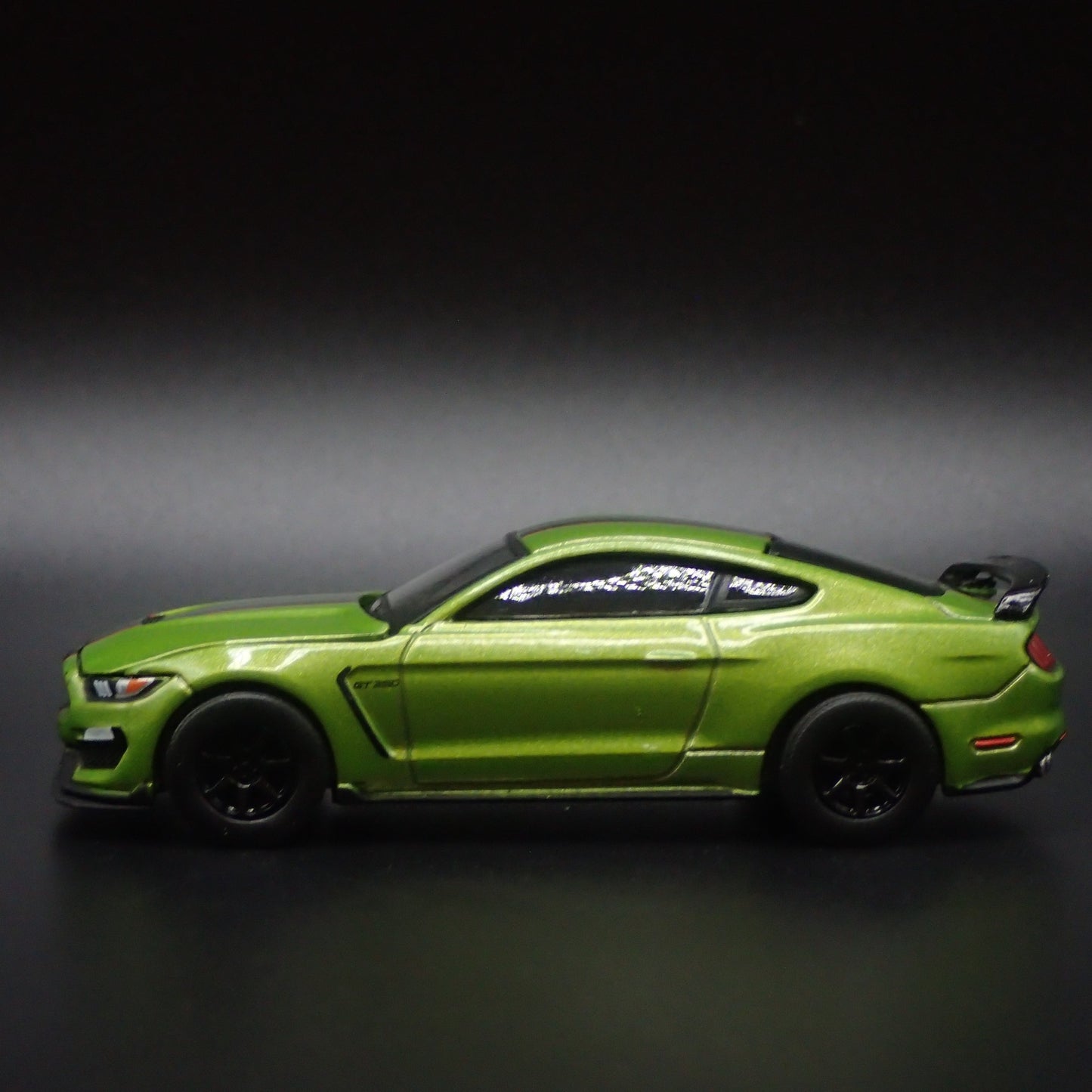 2015-2023 FORD MUSTANG SHELBY GT350R GREEN 1:64 SCALE DIORAMA DIECAST MODEL CAR