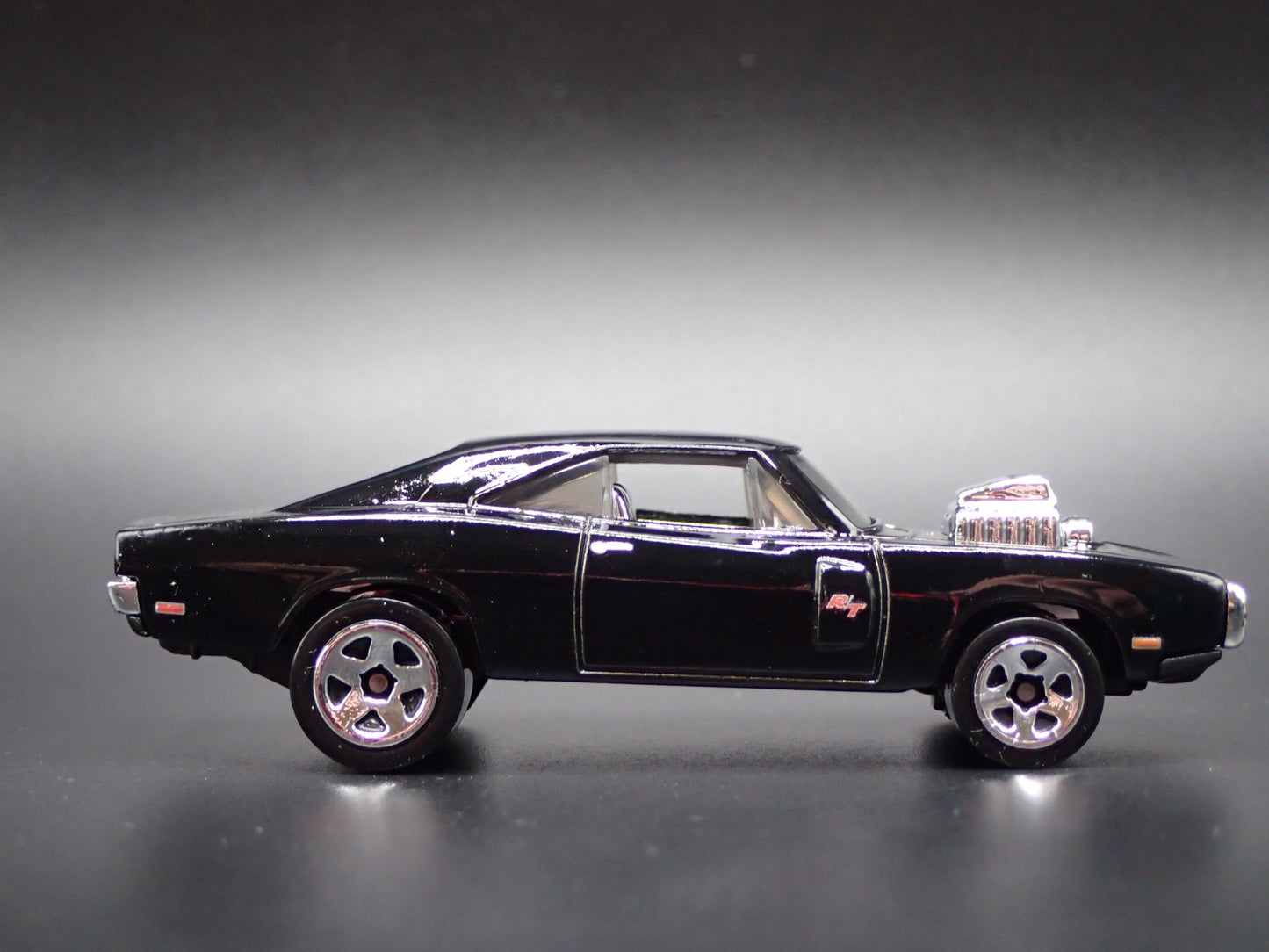 1970 70 DODGE CHARGER RT BLACK 1/64 SCALE COLLECTIBLE DIORAMA DIECAST MODEL CAR