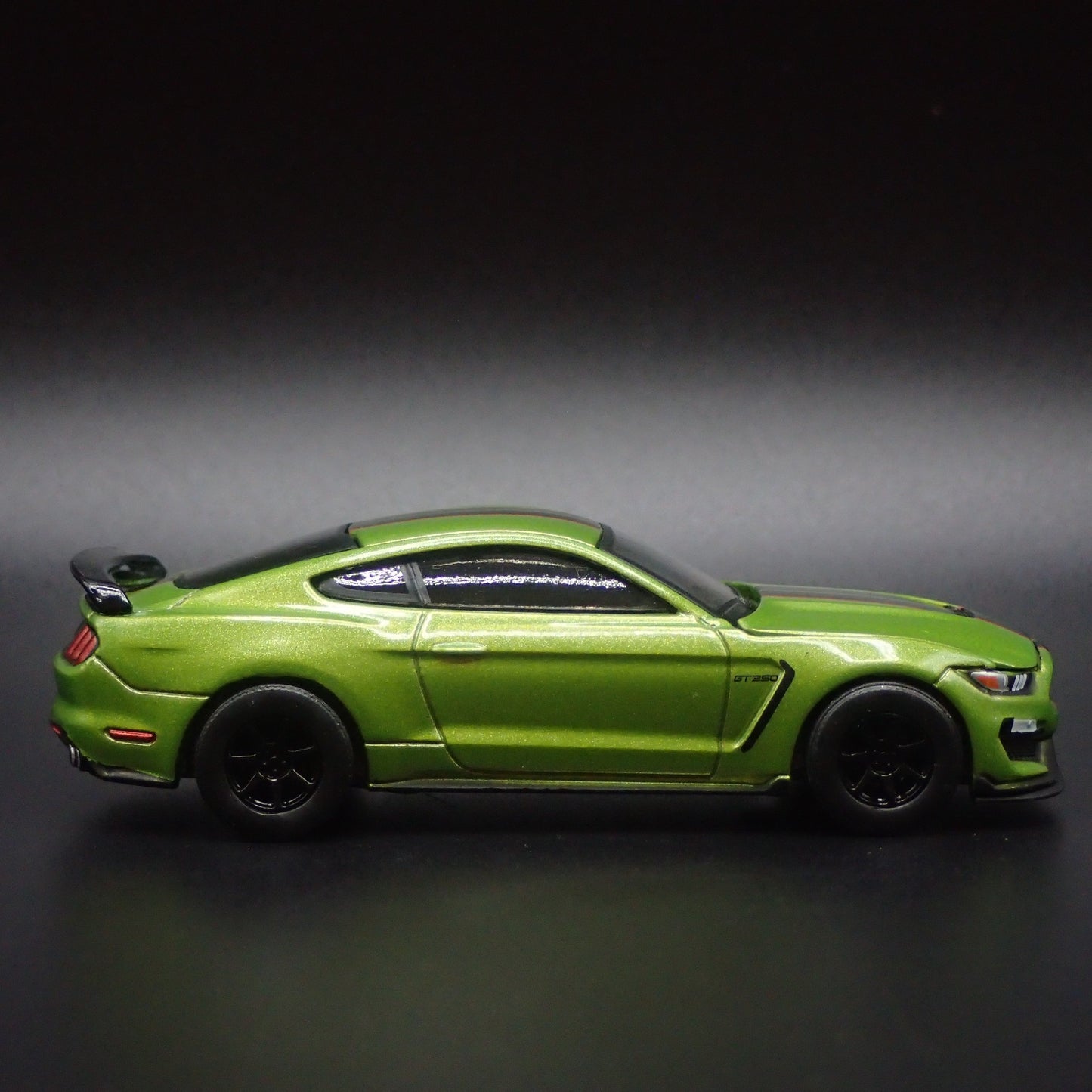 2015-2023 FORD MUSTANG SHELBY GT350R GREEN 1:64 SCALE DIORAMA DIECAST MODEL CAR