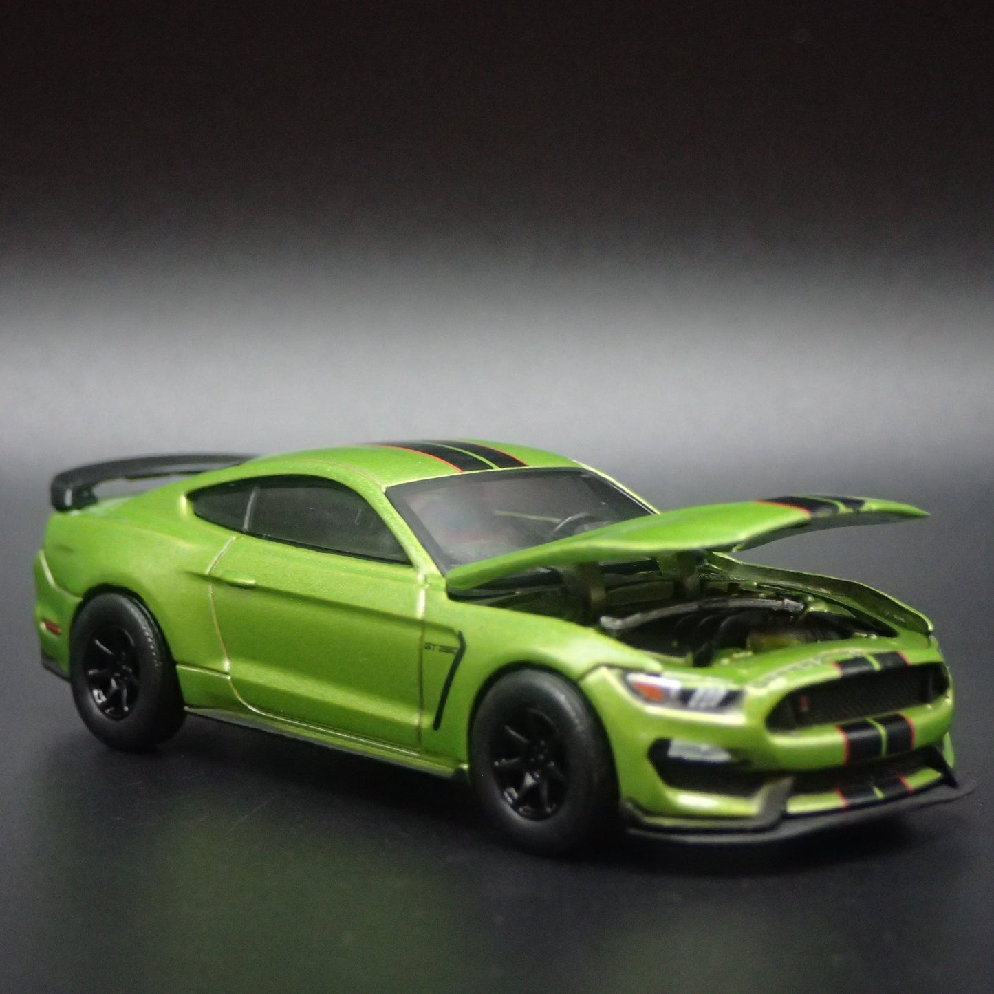 2015-2023 FORD MUSTANG SHELBY GT350R GREEN 1:64 SCALE DIORAMA DIECAST MODEL CAR