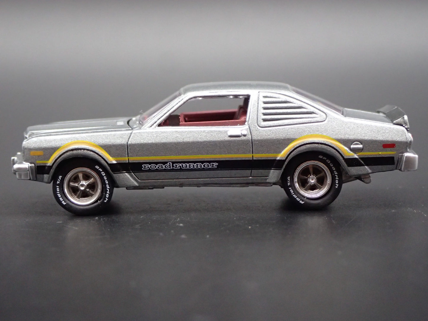 1976 76 PLYMOUTH VOLARE ROAD RUNNER SILVER 1/64 SCALE DIORAMA DIECAST MODEL CAR