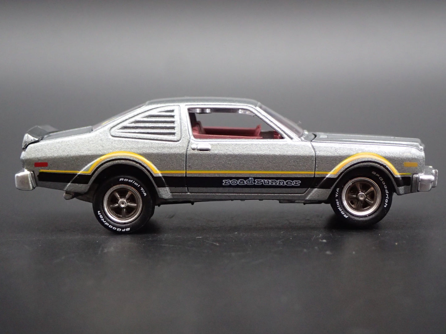 1976 76 PLYMOUTH VOLARE ROAD RUNNER SILVER 1/64 SCALE DIORAMA DIECAST MODEL CAR