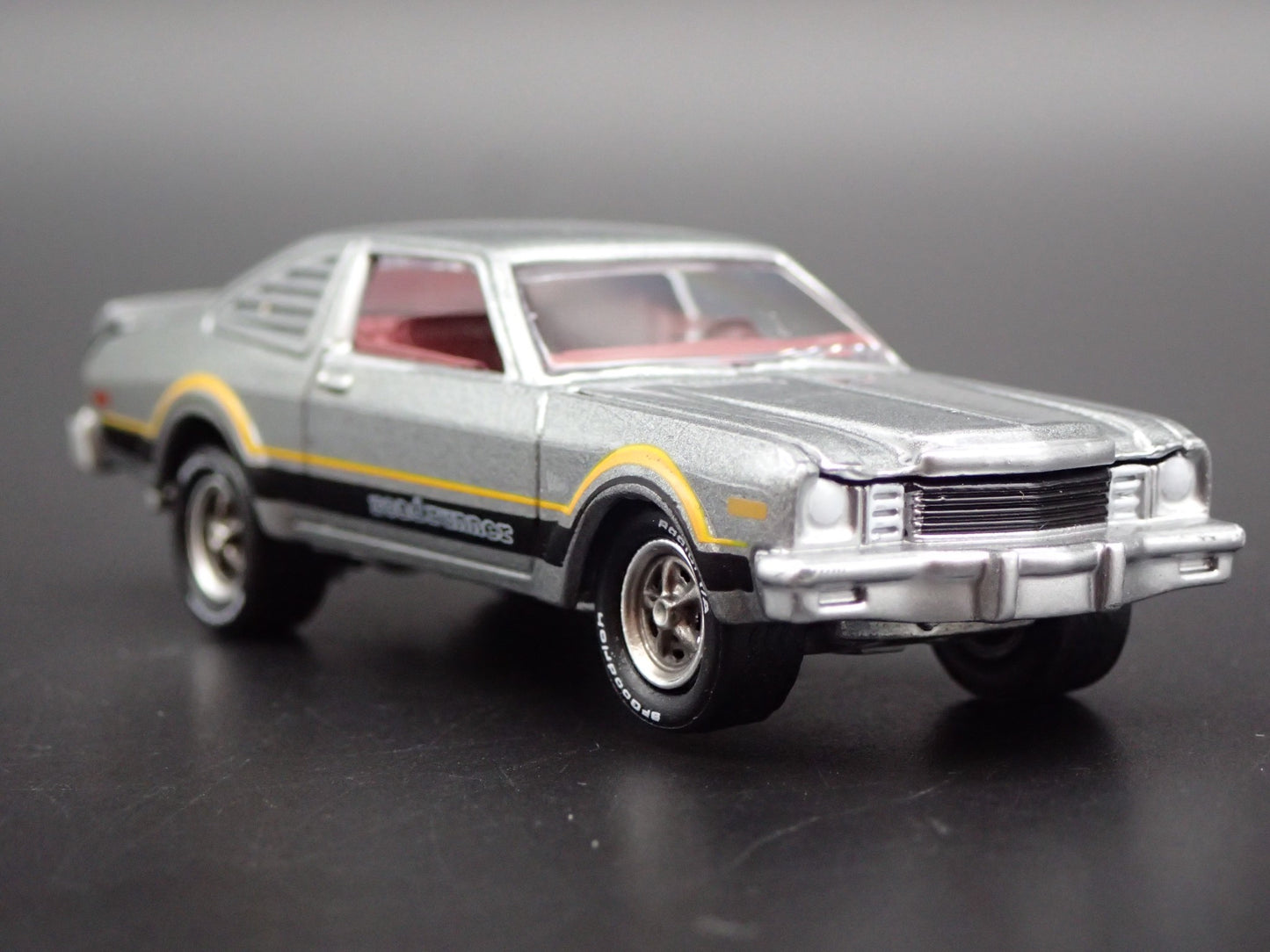 1976 76 PLYMOUTH VOLARE ROAD RUNNER SILVER 1/64 SCALE DIORAMA DIECAST MODEL CAR