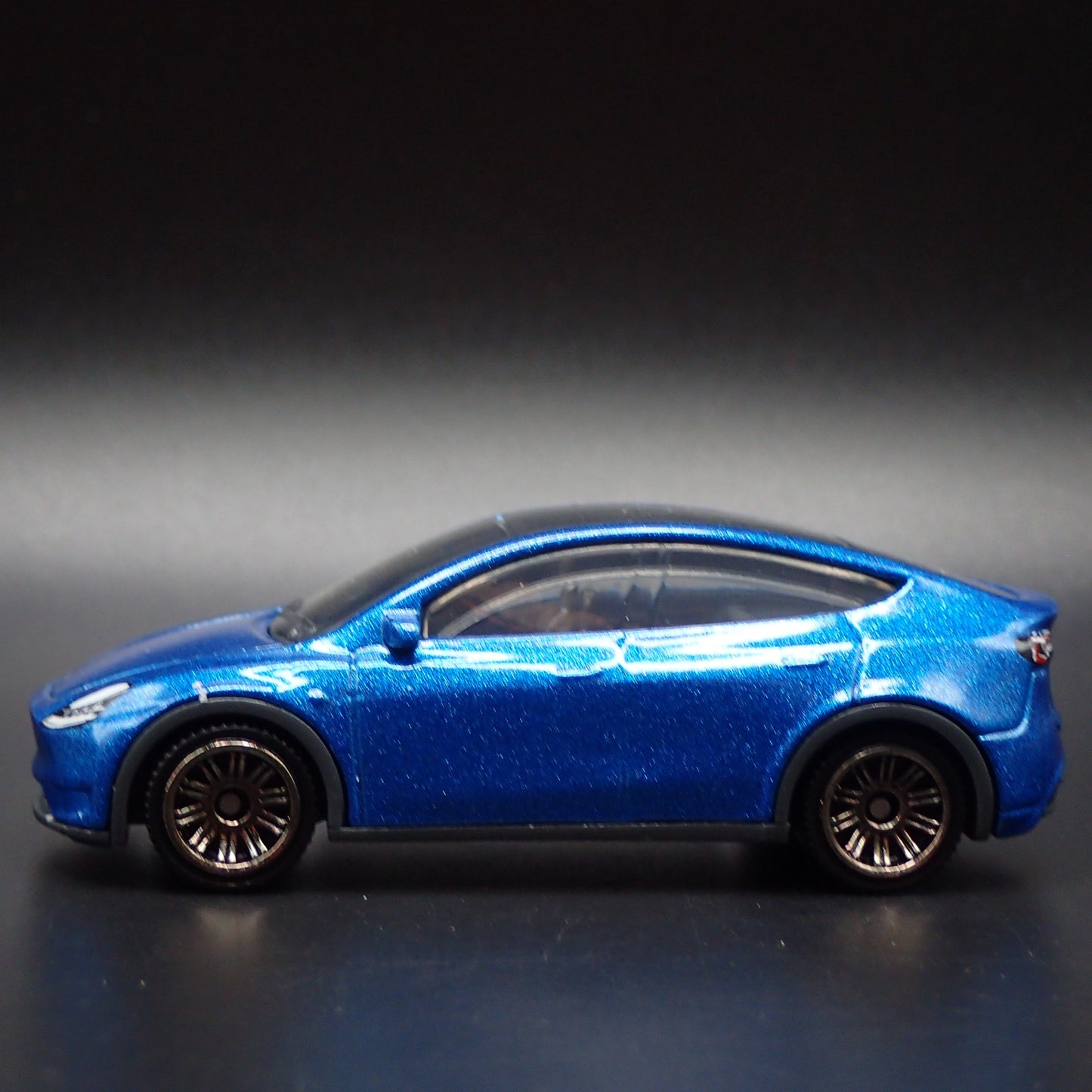 2020-2025 TESLA MODEL Y SUV 1:64 SCALE COLLECTIBLE DIORAMA DIECAST MODEL CAR