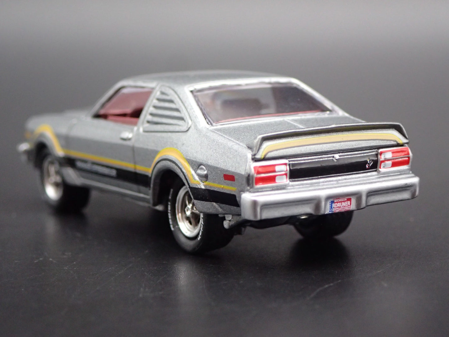 1976 76 PLYMOUTH VOLARE ROAD RUNNER SILVER 1/64 SCALE DIORAMA DIECAST MODEL CAR