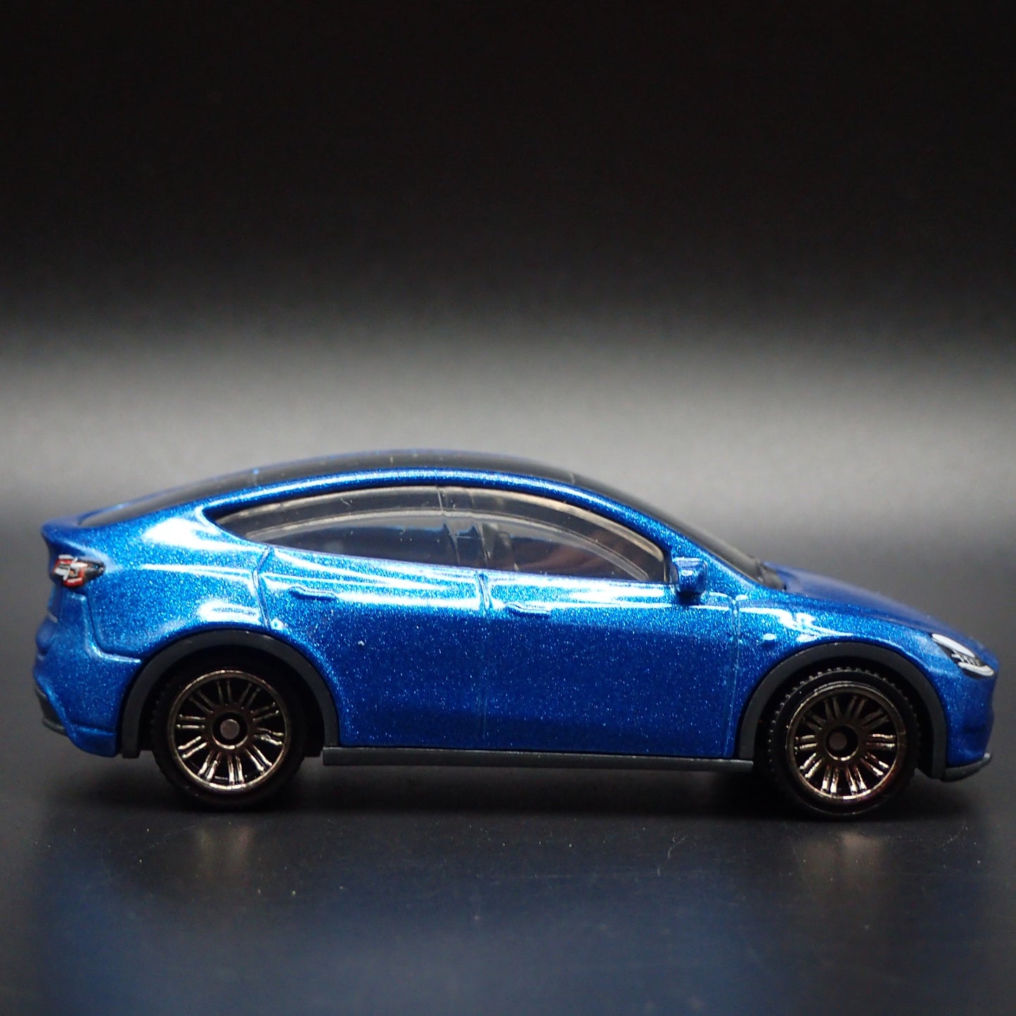 2020-2025 TESLA MODEL Y SUV 1:64 SCALE COLLECTIBLE DIORAMA DIECAST MODEL CAR