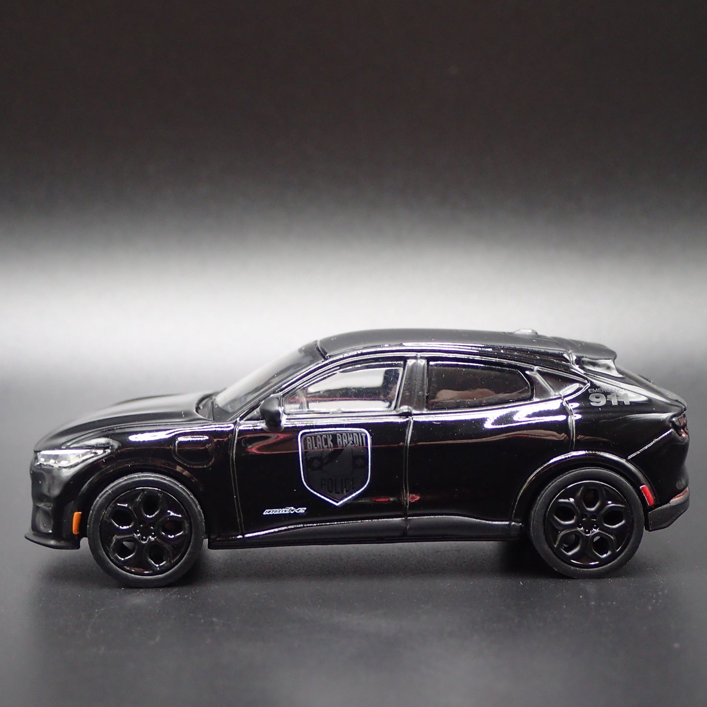 2021-2025 FORD MUSTANG MACH E GT ELECTRIC 1/64 SCALE DIORAMA DIECAST MODEL CAR