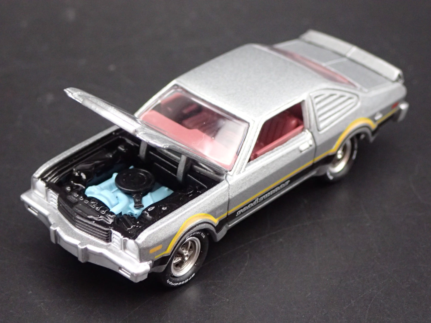 1976 76 PLYMOUTH VOLARE ROAD RUNNER SILVER 1/64 SCALE DIORAMA DIECAST MODEL CAR