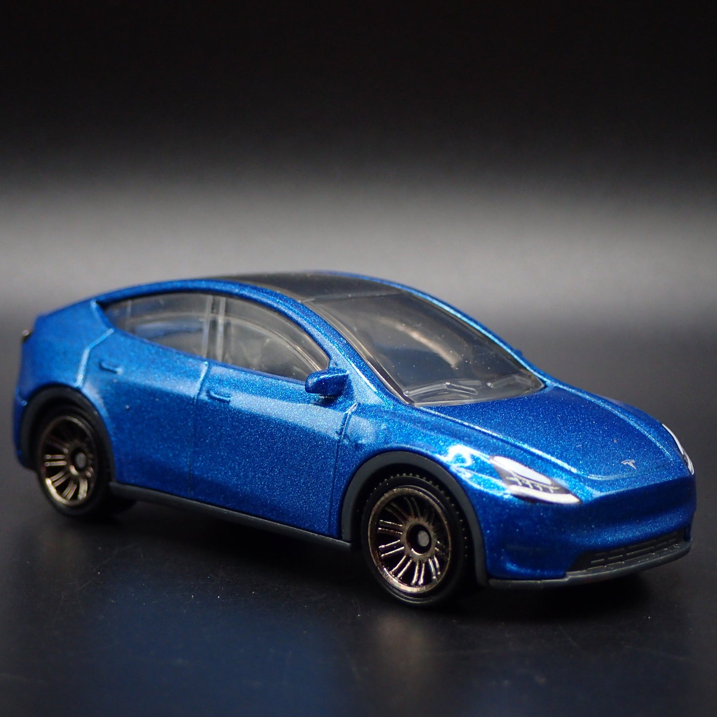 2020-2025 TESLA MODEL Y SUV 1:64 SCALE COLLECTIBLE DIORAMA DIECAST MODEL CAR