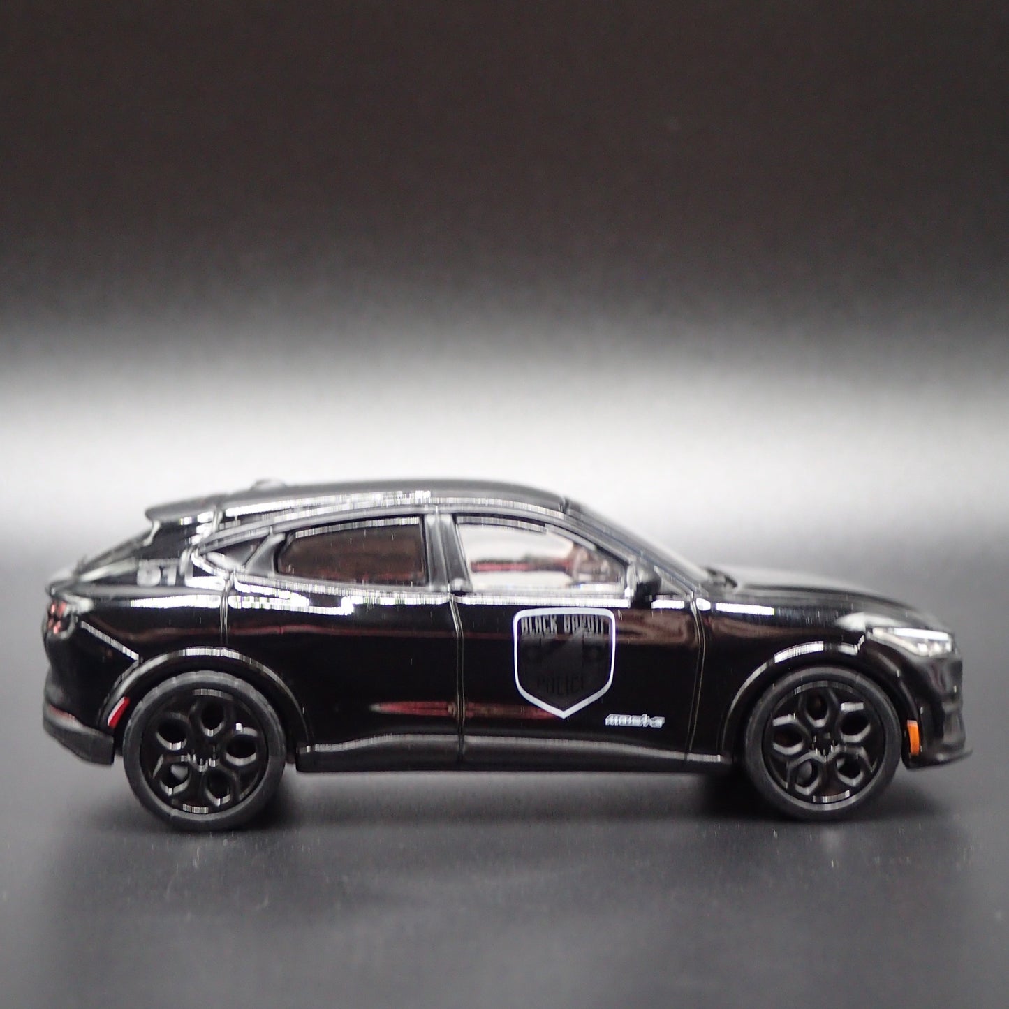 2021-2025 FORD MUSTANG MACH E GT ELECTRIC 1/64 SCALE DIORAMA DIECAST MODEL CAR