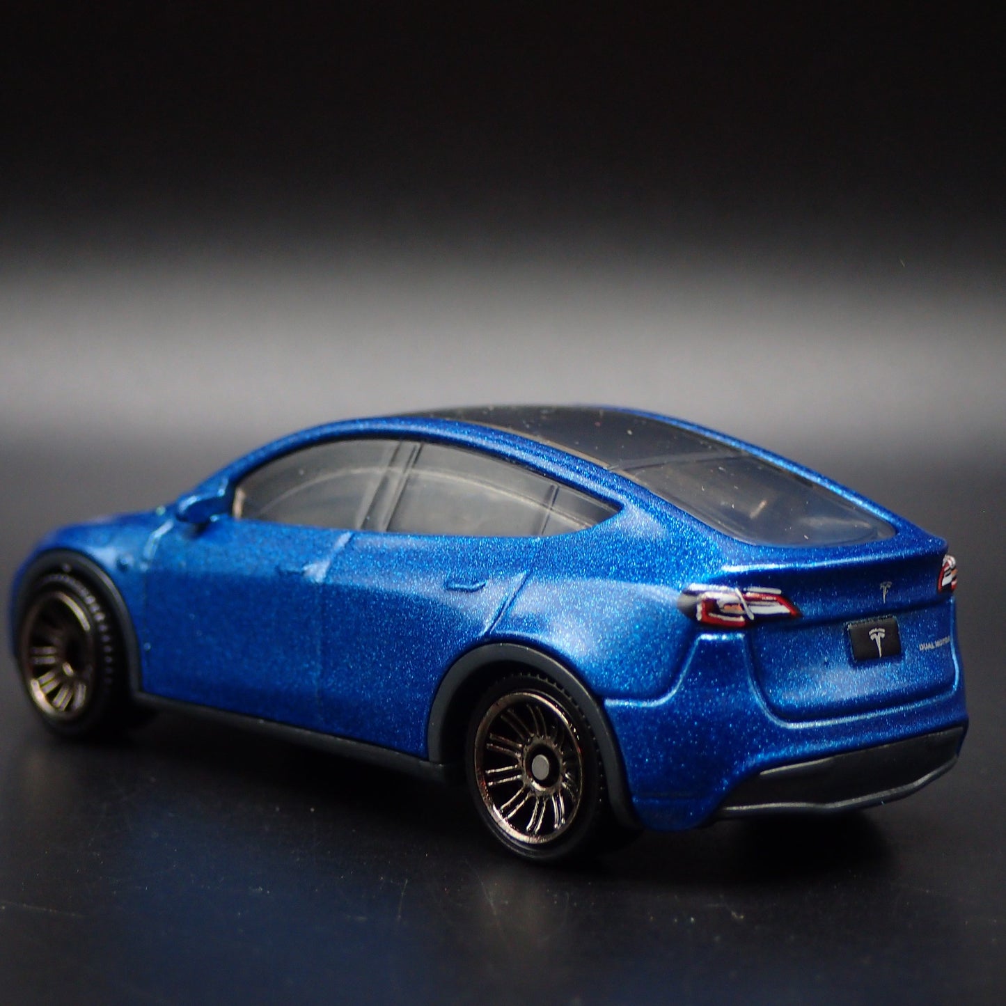 2020-2025 TESLA MODEL Y SUV 1:64 SCALE COLLECTIBLE DIORAMA DIECAST MODEL CAR