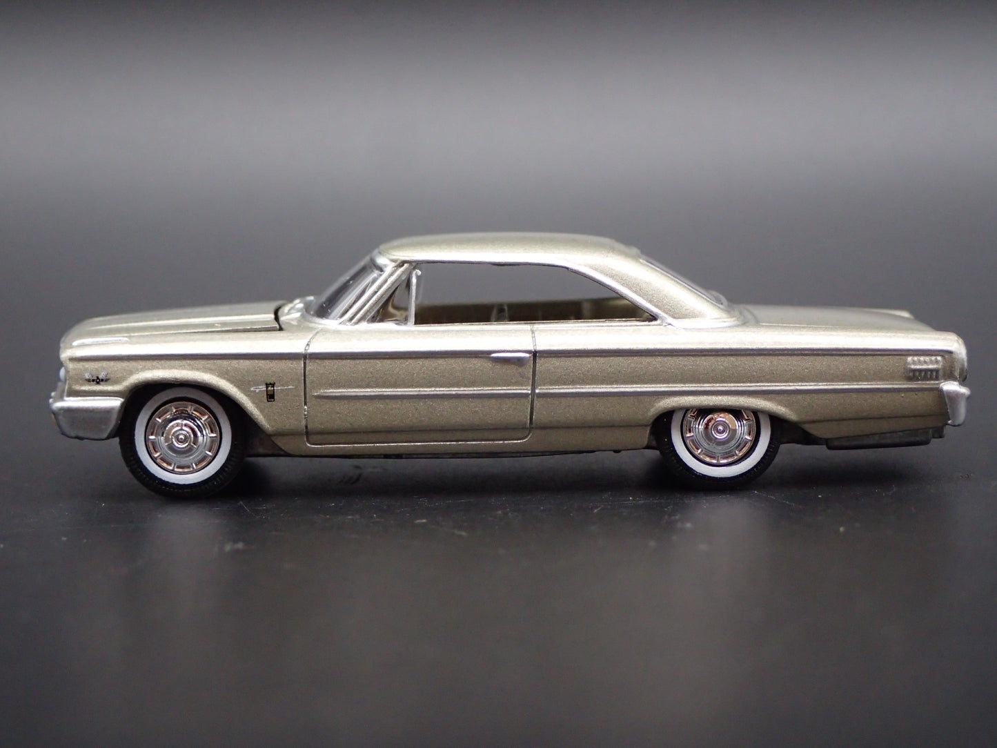 1963 63 FORD GALAXIE 500 RARE 1/64 SCALE COLLECTIBLE DIORAMA DIECAST MODEL CAR