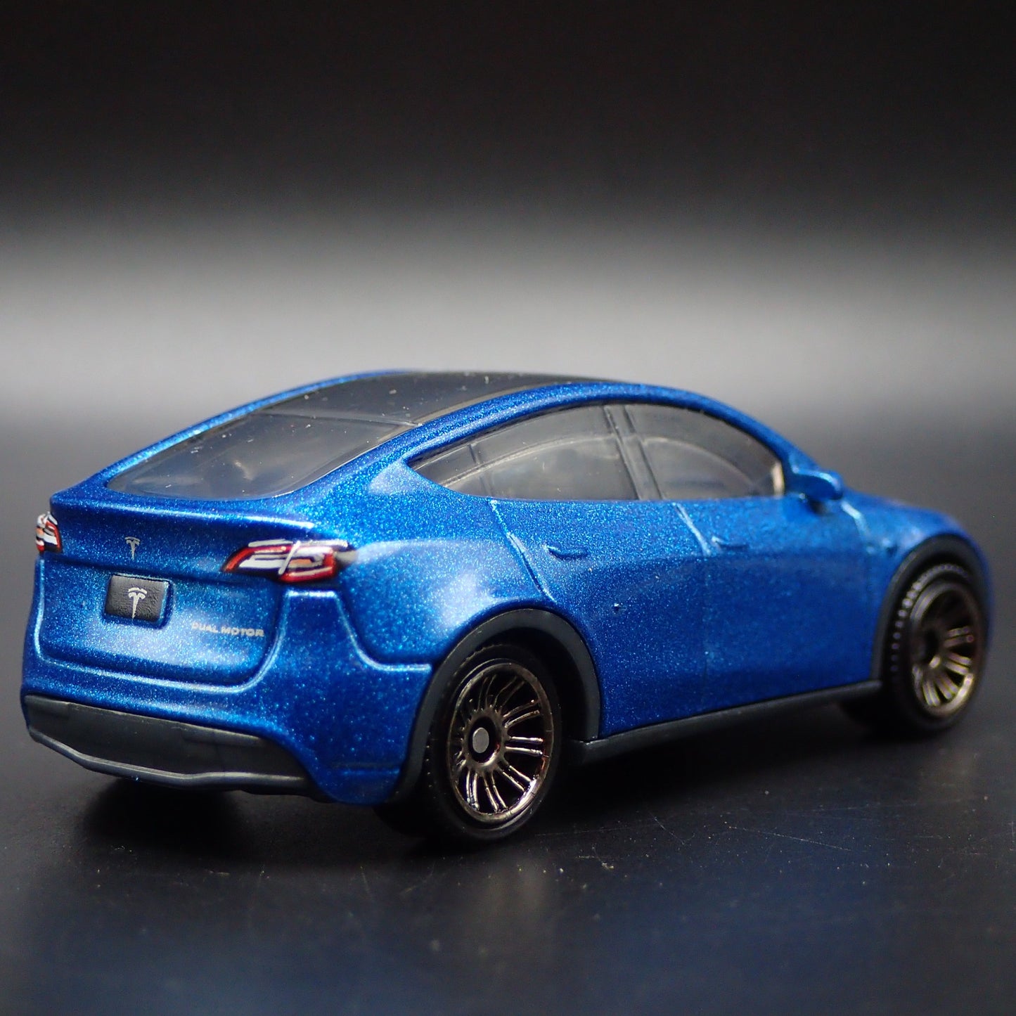 2020-2025 TESLA MODEL Y SUV 1:64 SCALE COLLECTIBLE DIORAMA DIECAST MODEL CAR