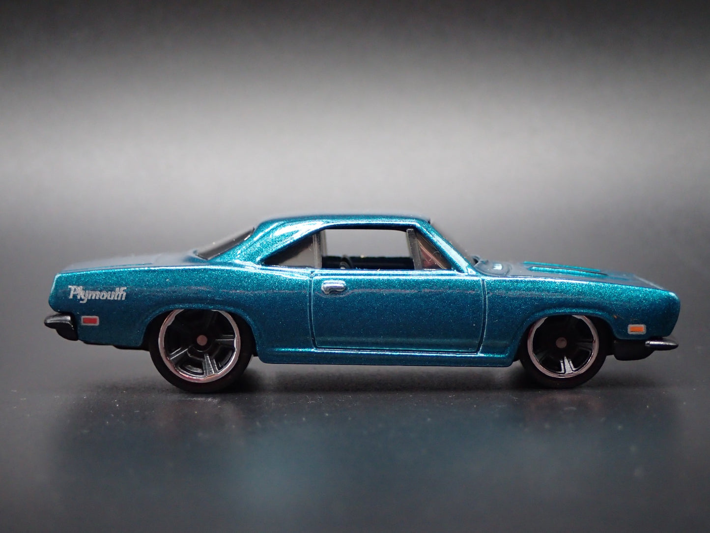 1968 68 PLYMOUTH BARRACUDA FORMULA S 1:64 SCALE COLLECTIBLE DIECAST MODEL CAR