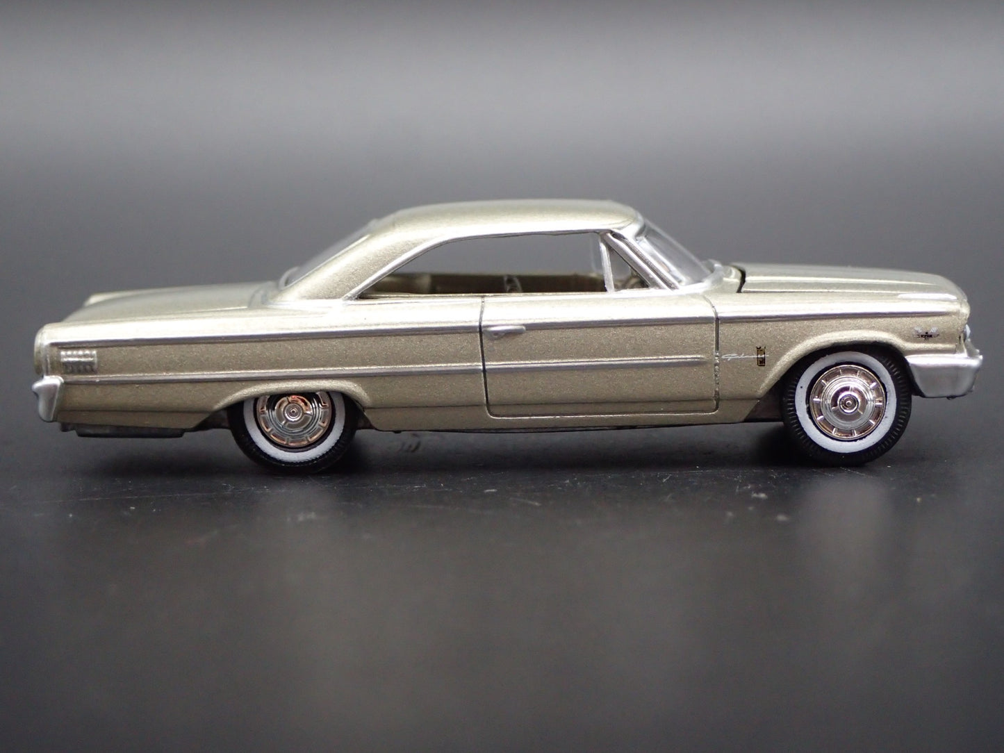 1963 63 FORD GALAXIE 500 RARE 1/64 SCALE COLLECTIBLE DIORAMA DIECAST MODEL CAR