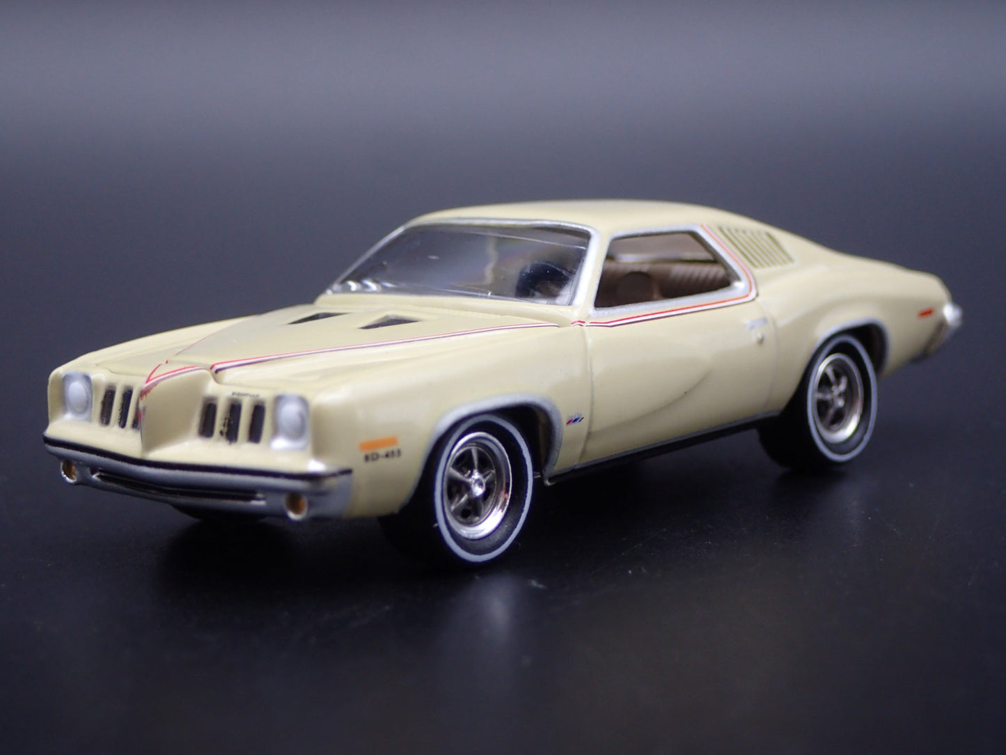 1973 73 PONTIAC GRAND AM TAN 1:64 SCALE COLLECTIBLE DIORAMA DIECAST MODEL CAR