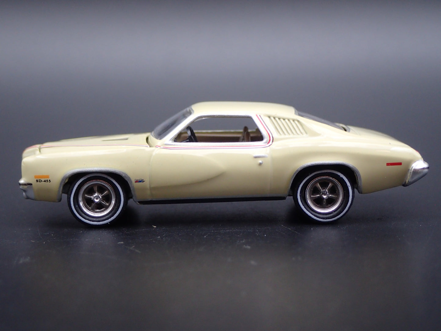 1973 73 PONTIAC GRAND AM TAN 1:64 SCALE COLLECTIBLE DIORAMA DIECAST MODEL CAR