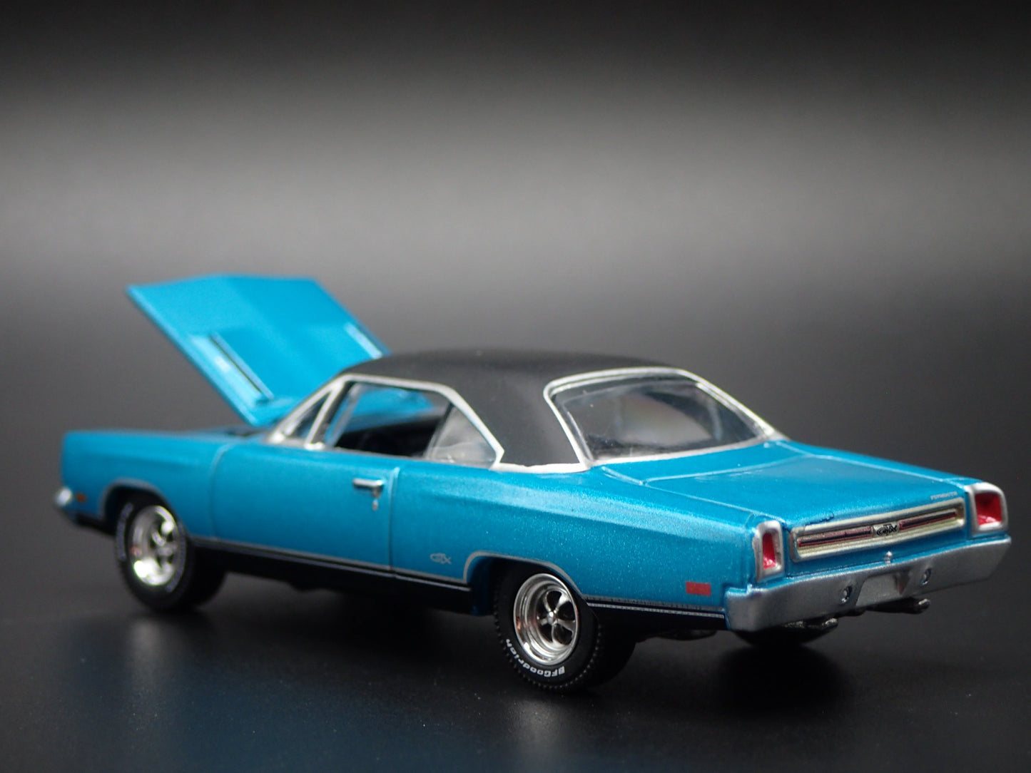1969 69 PLYMOUTH HEMI GTX TEAL 1:64 SCALE COLLECTIBLE DIORAMA DIECAST MODEL CAR