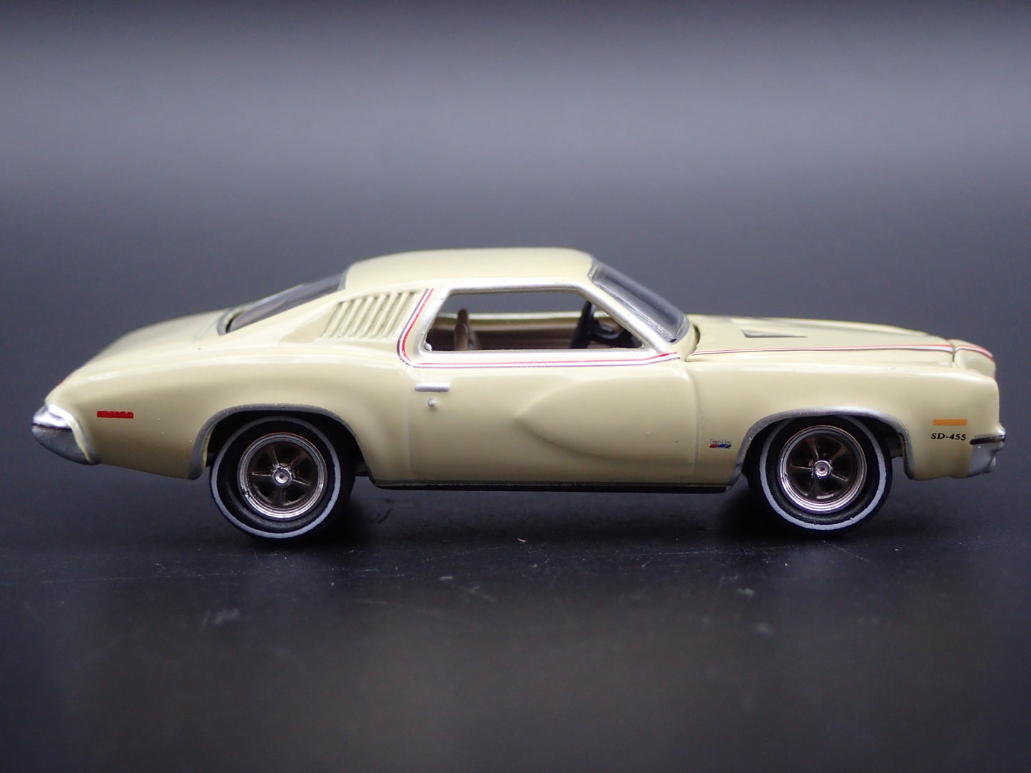 1973 73 PONTIAC GRAND AM TAN 1:64 SCALE COLLECTIBLE DIORAMA DIECAST MODEL CAR
