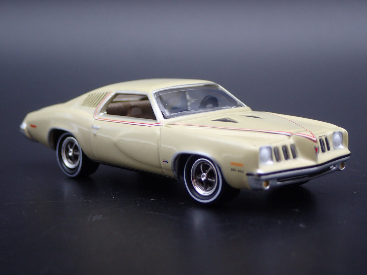 1973 73 PONTIAC GRAND AM TAN 1:64 SCALE COLLECTIBLE DIORAMA DIECAST MODEL CAR