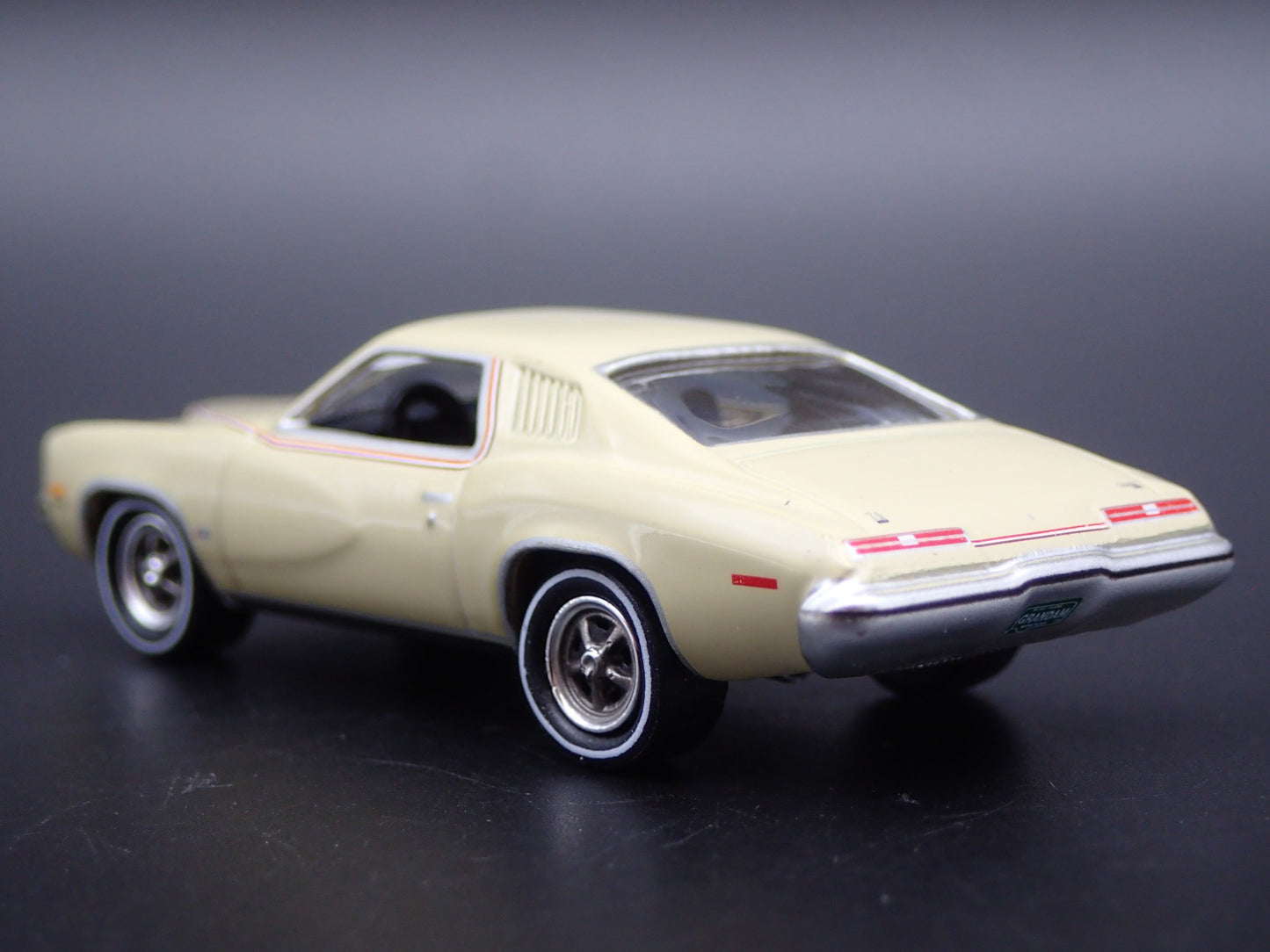 1973 73 PONTIAC GRAND AM TAN 1:64 SCALE COLLECTIBLE DIORAMA DIECAST MODEL CAR