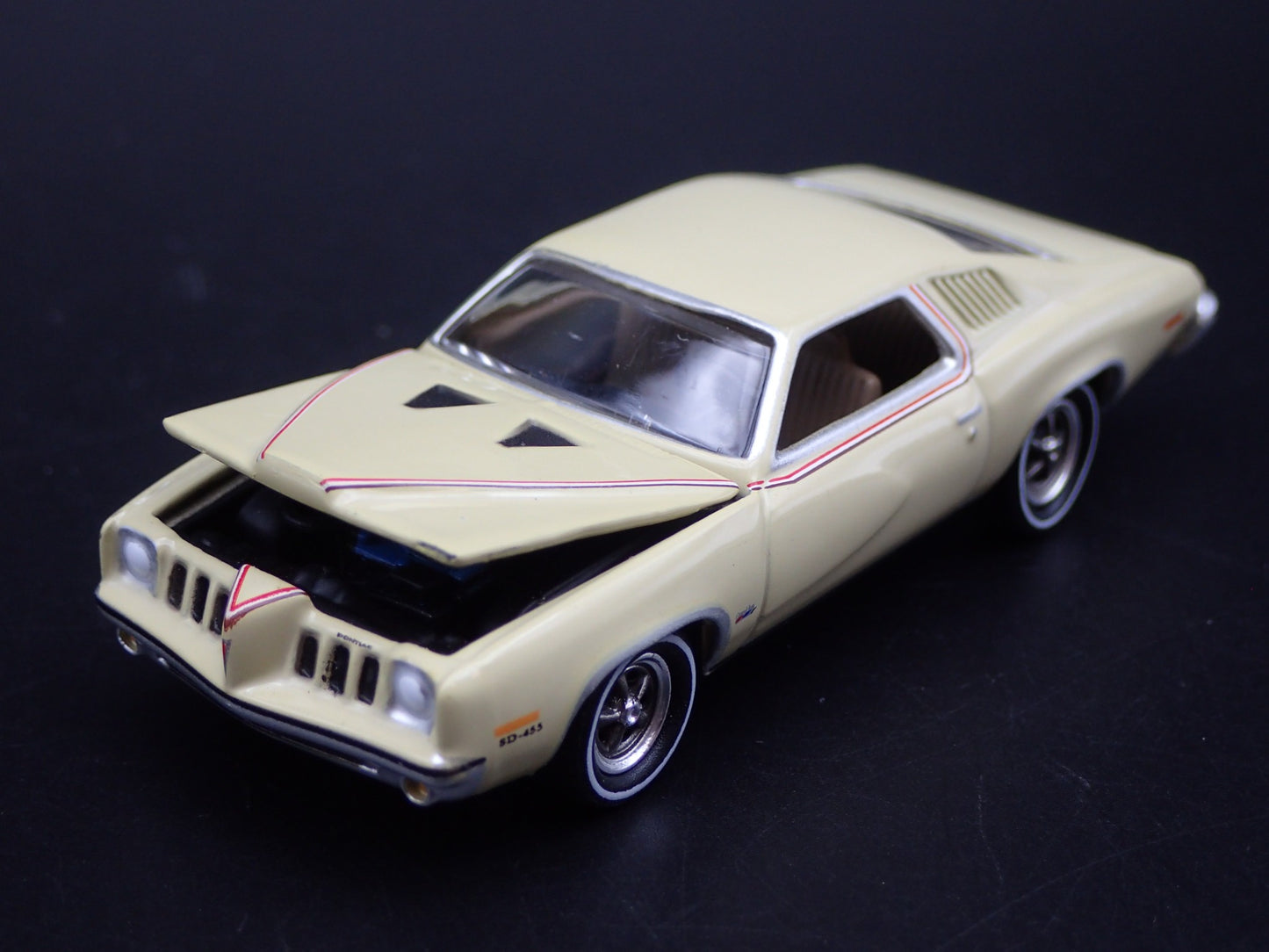 1973 73 PONTIAC GRAND AM TAN 1:64 SCALE COLLECTIBLE DIORAMA DIECAST MODEL CAR