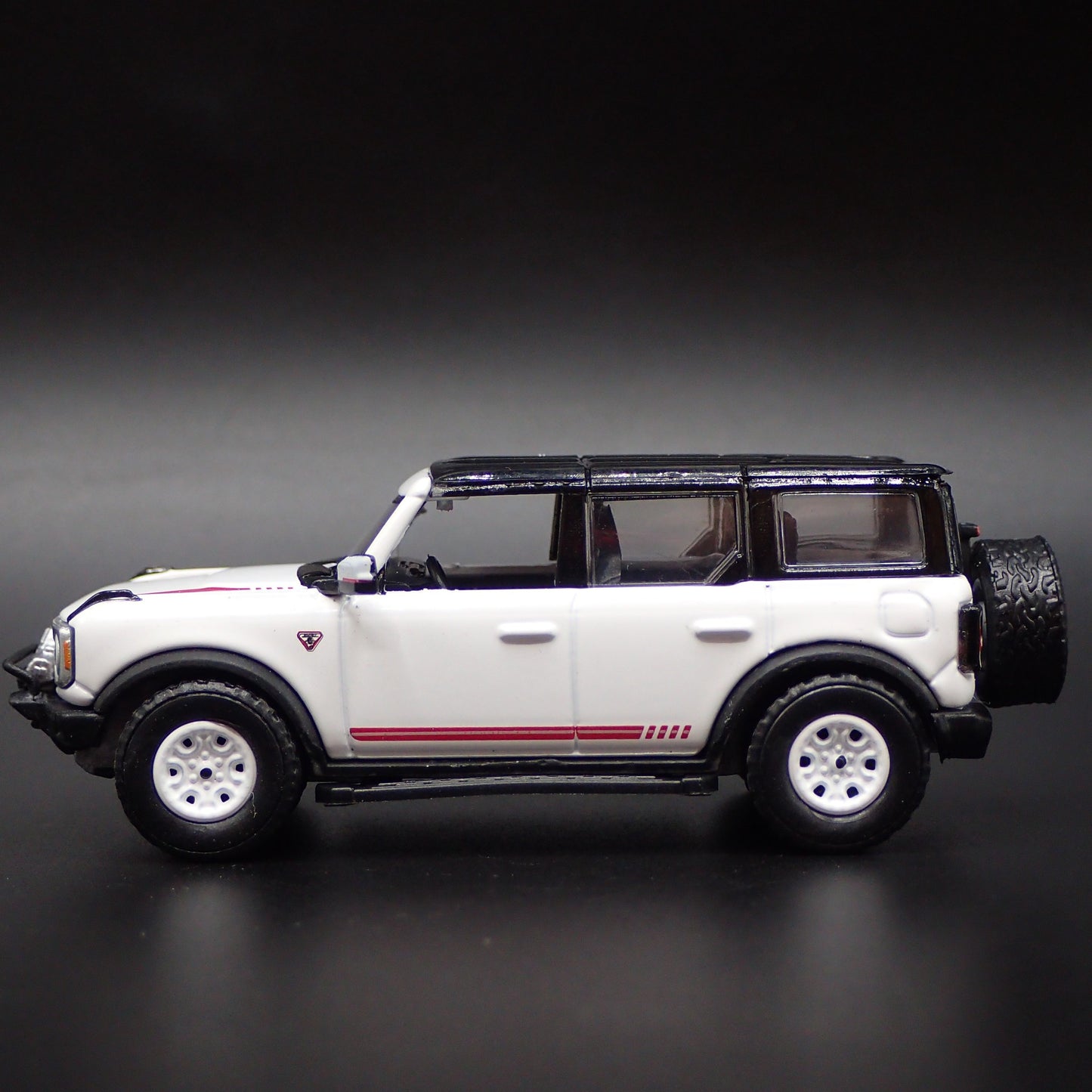 2021-2025 FORD BRONCO 4 FOUR DOOR WHITE 1:64 SCALE DIORAMA DIECAST MODEL CAR