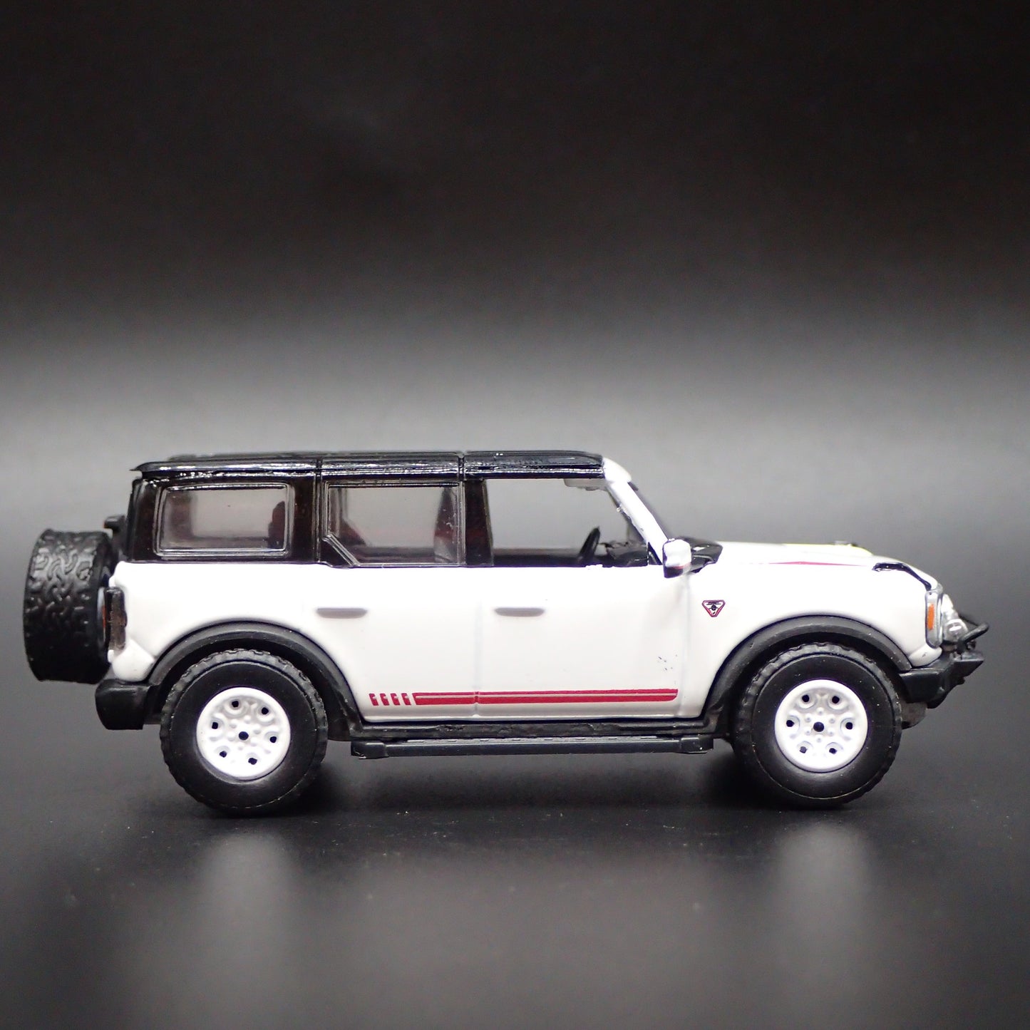 2021-2025 FORD BRONCO 4 FOUR DOOR WHITE 1:64 SCALE DIORAMA DIECAST MODEL CAR