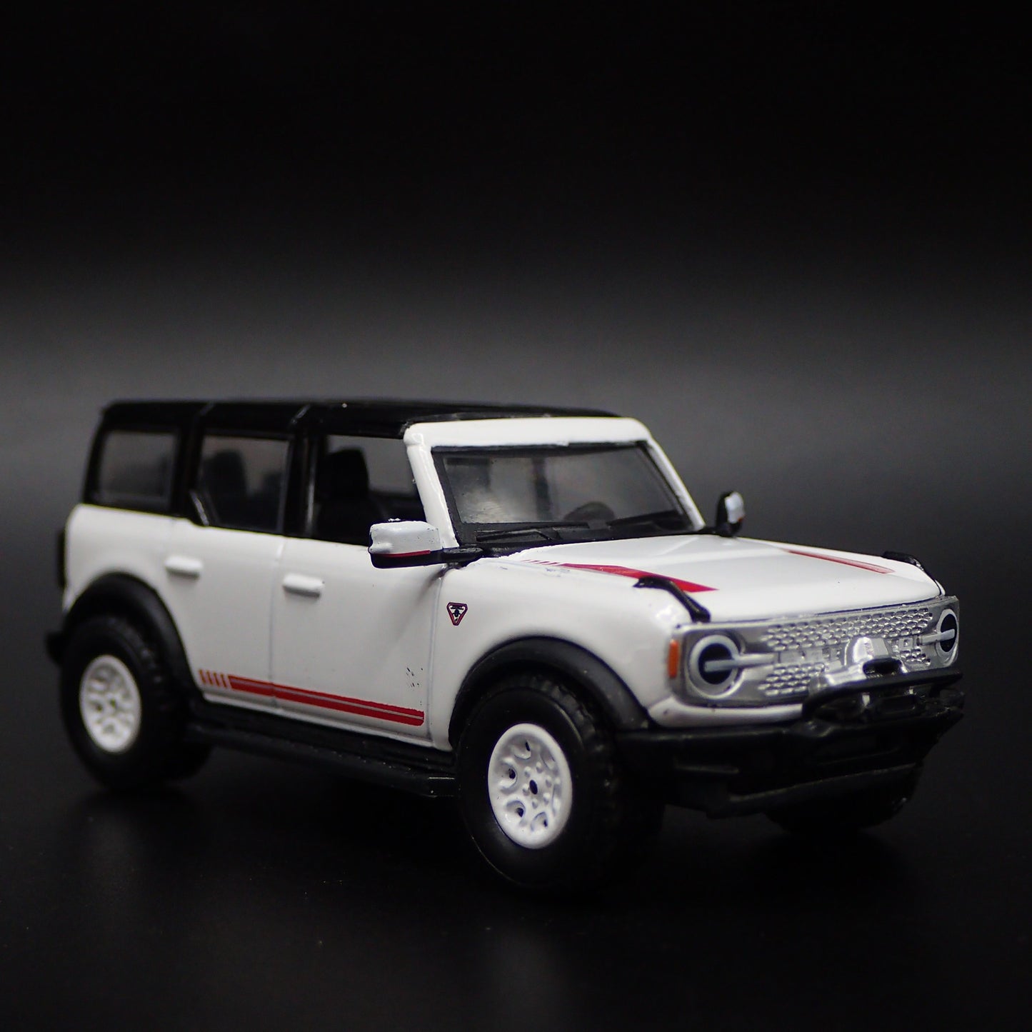 2021-2025 FORD BRONCO 4 FOUR DOOR WHITE 1:64 SCALE DIORAMA DIECAST MODEL CAR