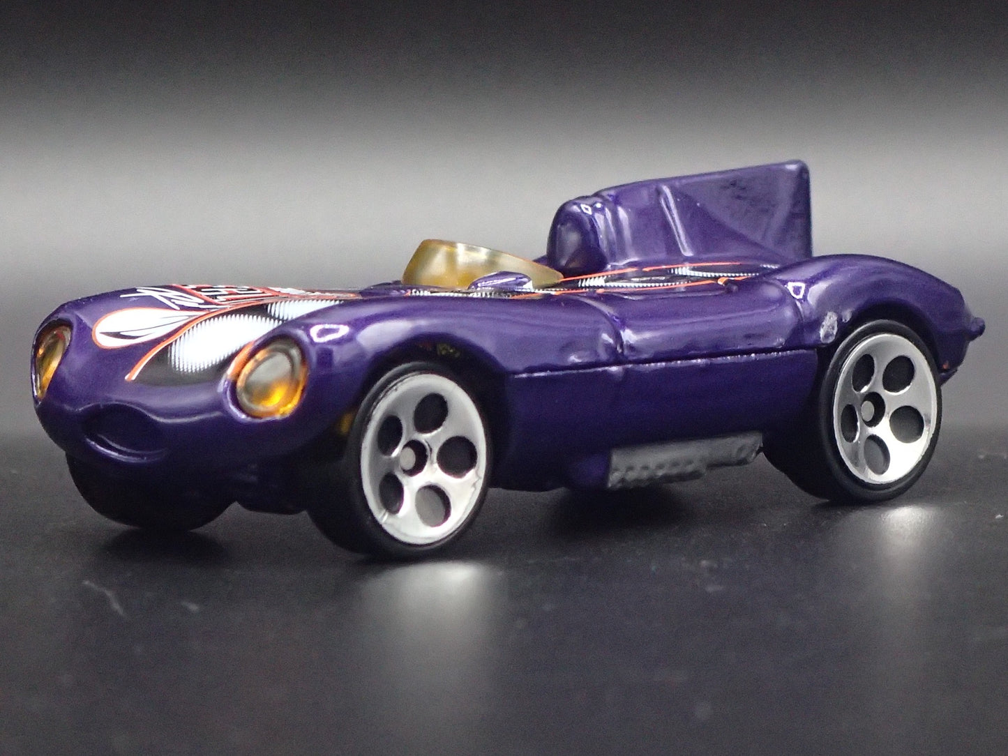 1954-1957 JAGUAR D-TYPE RACE CAR PURPLE 1:64 SCALE DIORAMA DIECAST MODEL CAR