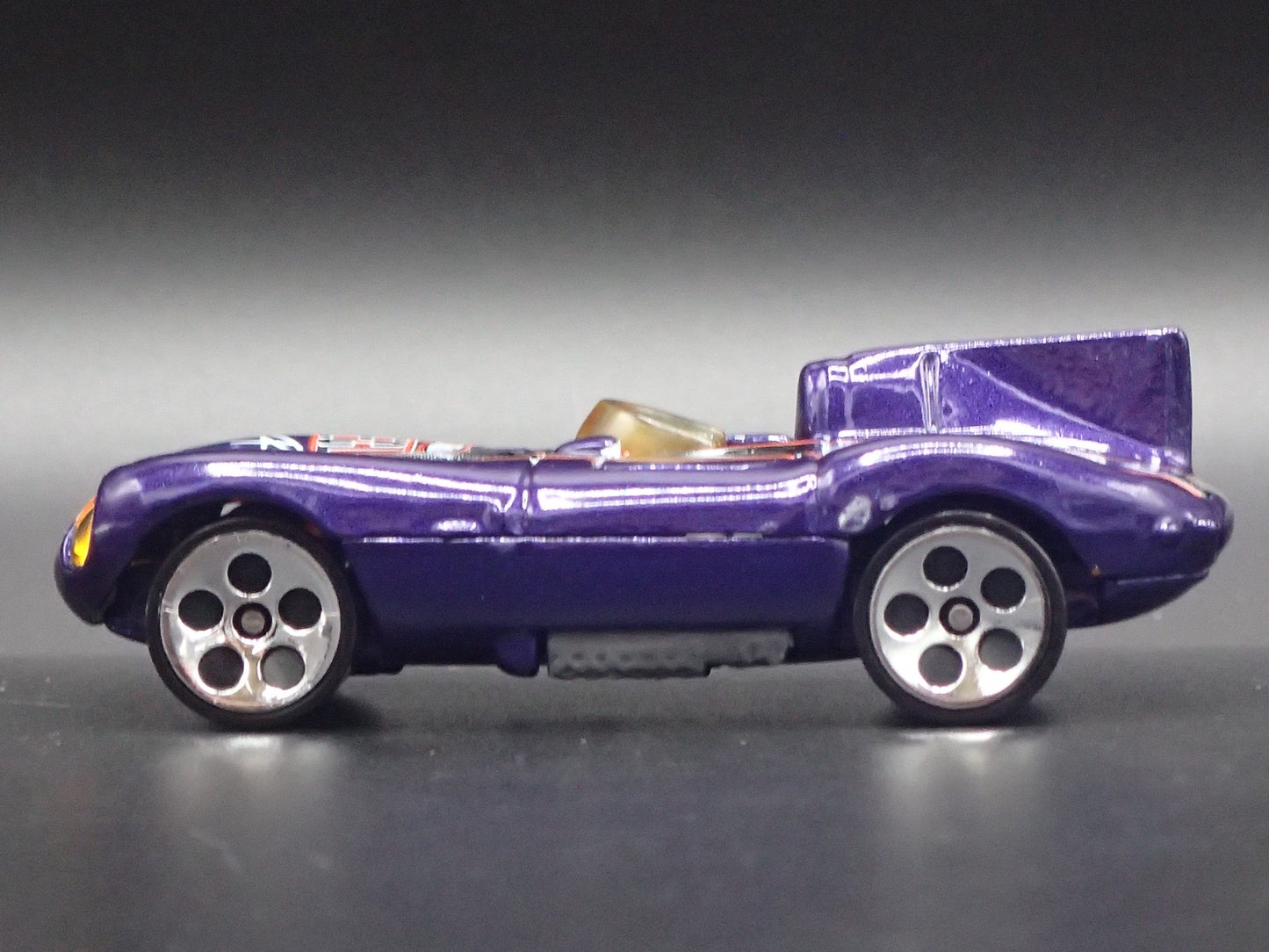 1954-1957 JAGUAR D-TYPE RACE CAR PURPLE 1:64 SCALE DIORAMA DIECAST MODEL CAR