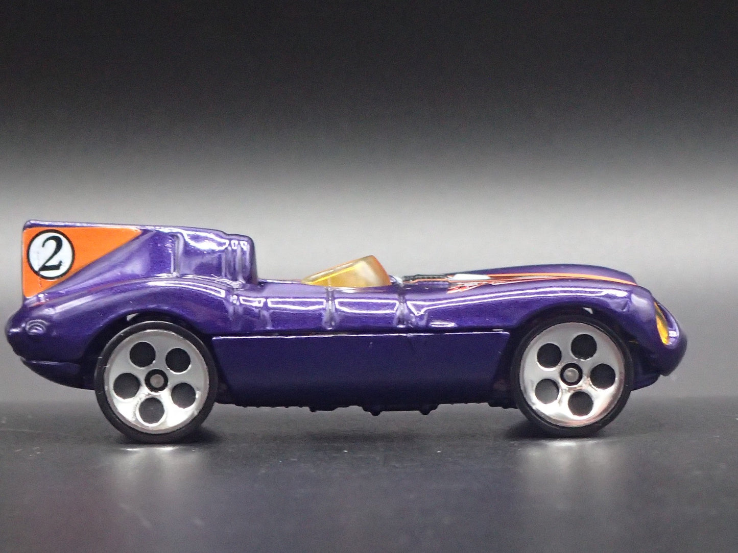 1954-1957 JAGUAR D-TYPE RACE CAR PURPLE 1:64 SCALE DIORAMA DIECAST MODEL CAR
