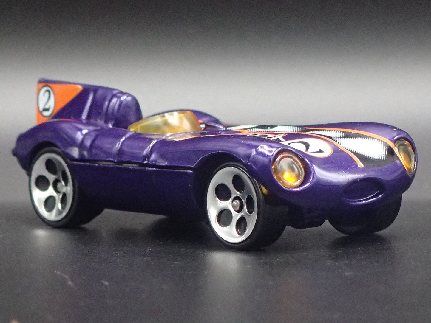 1954-1957 JAGUAR D-TYPE RACE CAR PURPLE 1:64 SCALE DIORAMA DIECAST MODEL CAR