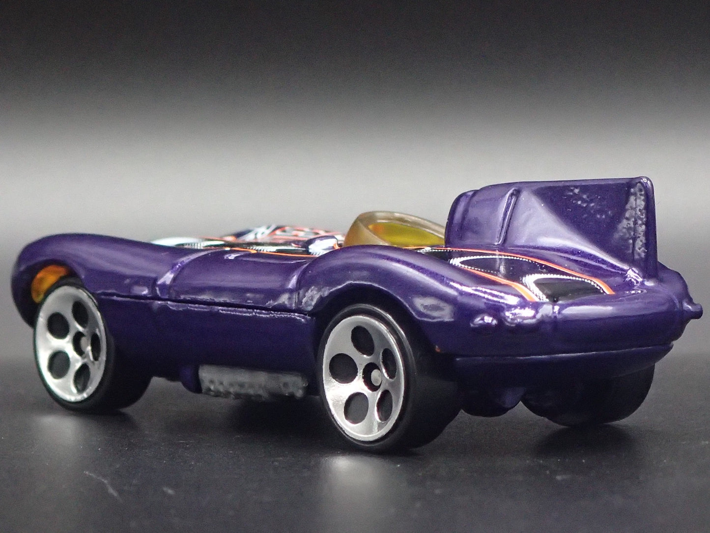 1954-1957 JAGUAR D-TYPE RACE CAR PURPLE 1:64 SCALE DIORAMA DIECAST MODEL CAR