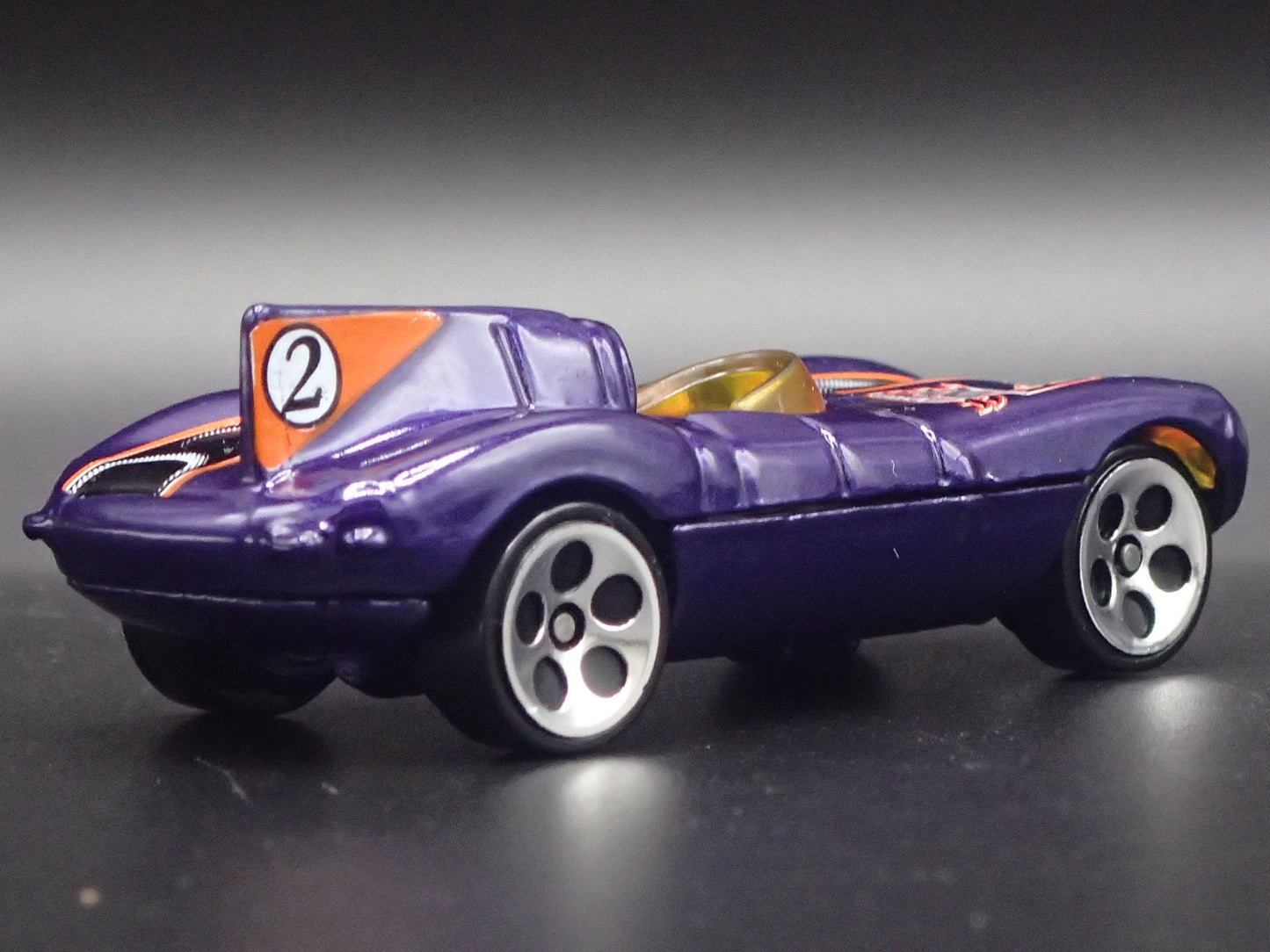 1954-1957 JAGUAR D-TYPE RACE CAR PURPLE 1:64 SCALE DIORAMA DIECAST MODEL CAR
