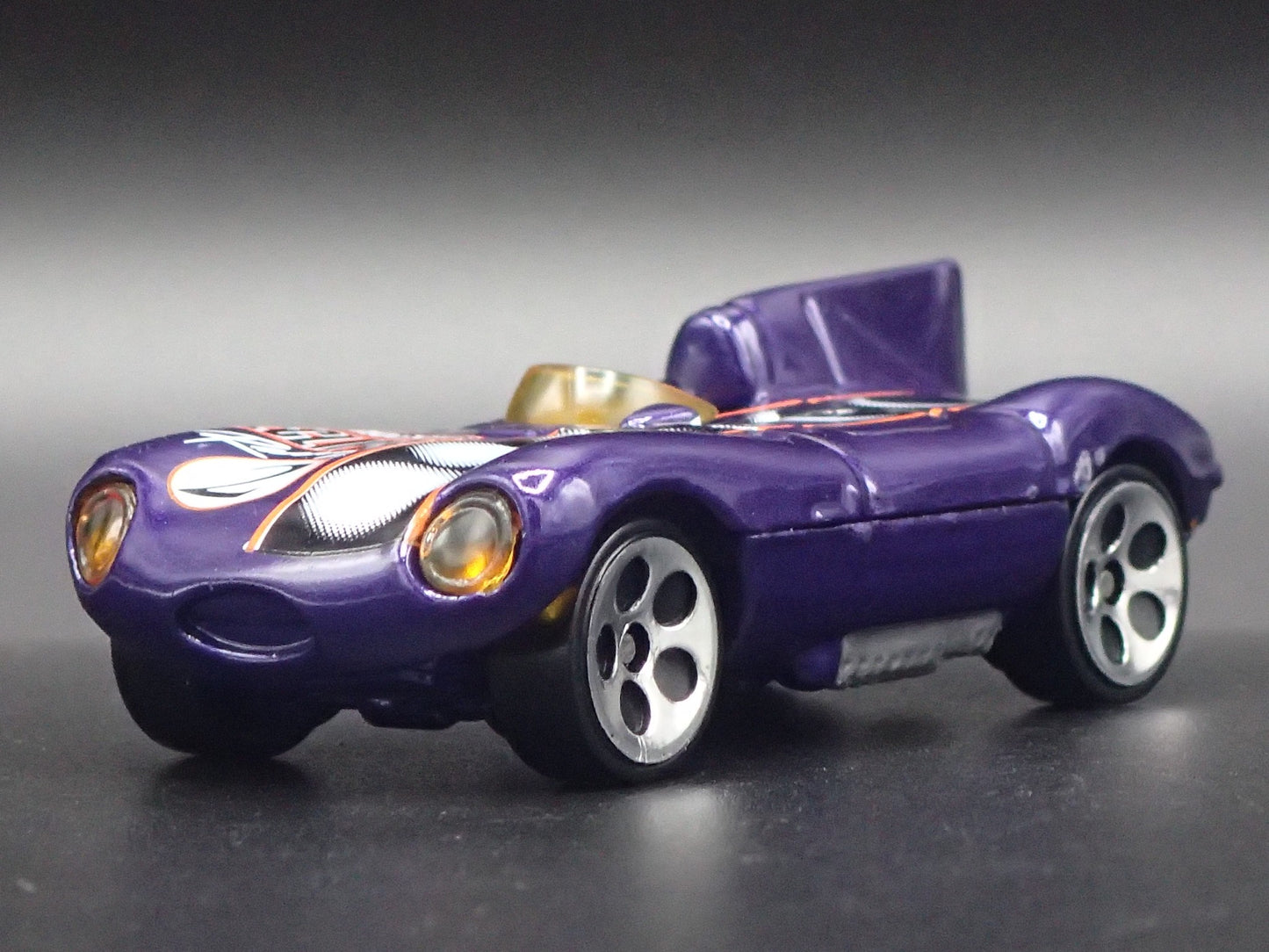 1954-1957 JAGUAR D-TYPE RACE CAR PURPLE 1:64 SCALE DIORAMA DIECAST MODEL CAR