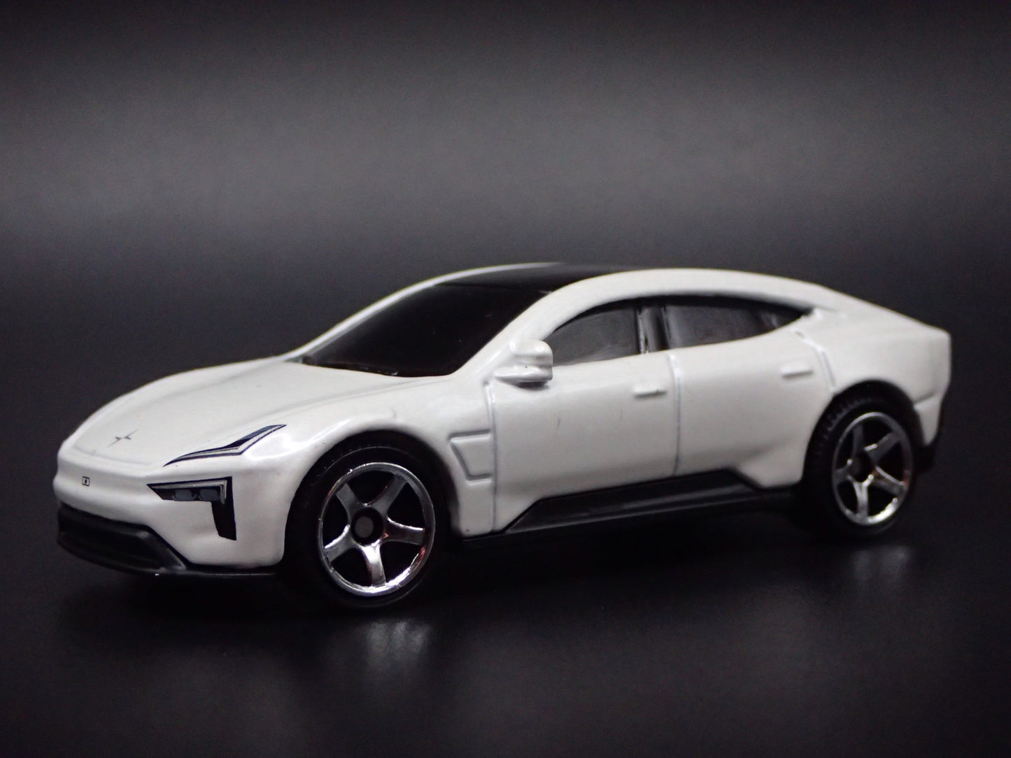 2026 26 POLESTAR 5 WHITE 1/64 SCALE COLLECTIBLE DIORAMA DIECAST MODEL CAR