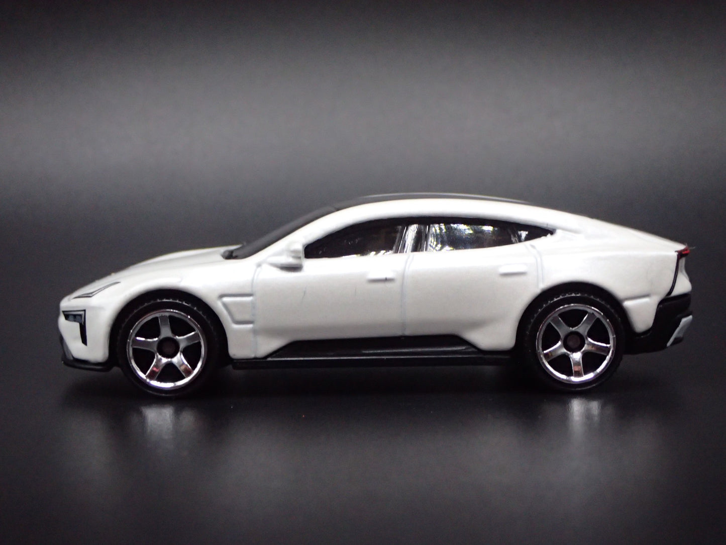 2026 26 POLESTAR 5 WHITE 1/64 SCALE COLLECTIBLE DIORAMA DIECAST MODEL CAR