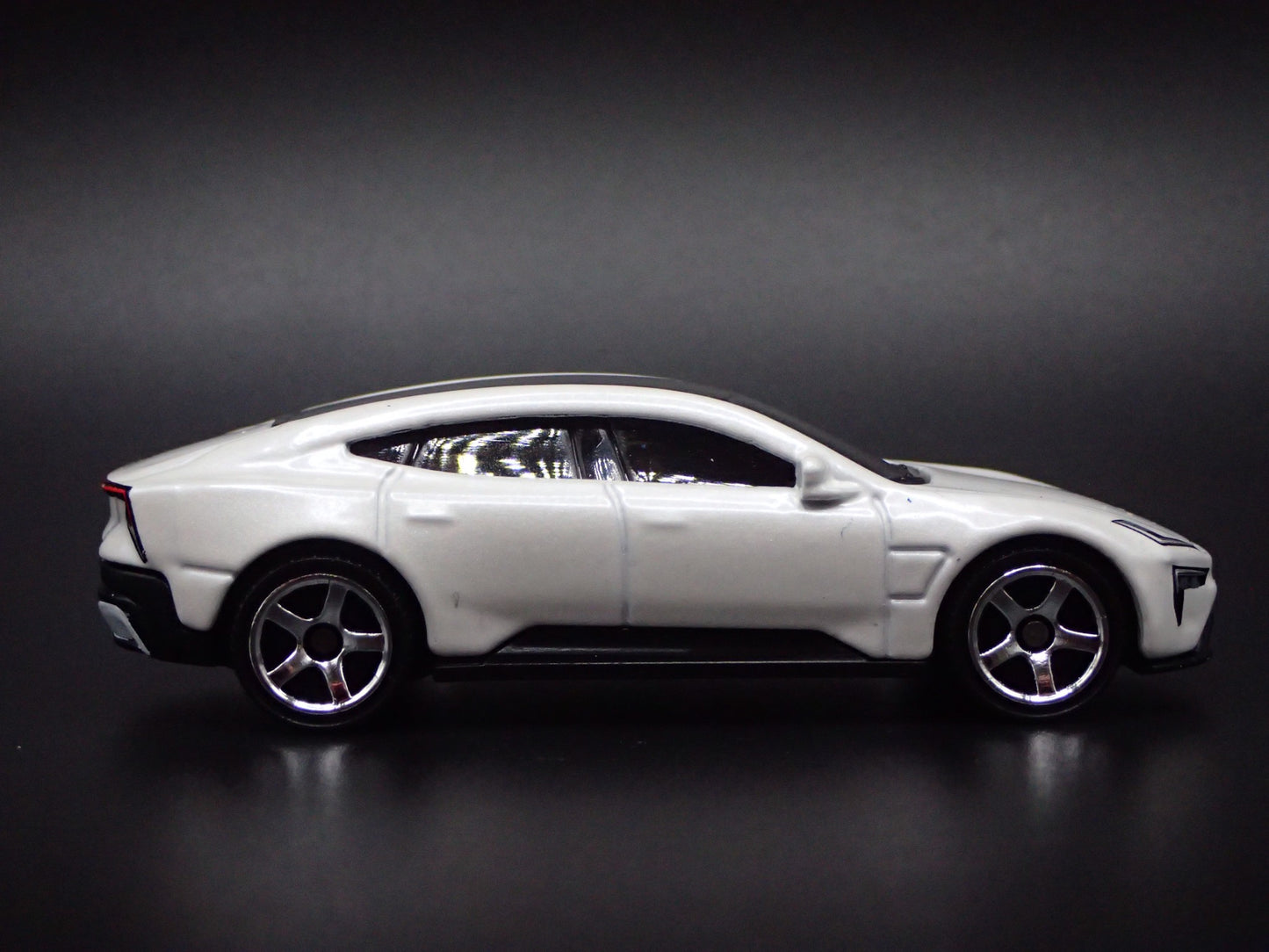 2026 26 POLESTAR 5 WHITE 1/64 SCALE COLLECTIBLE DIORAMA DIECAST MODEL CAR