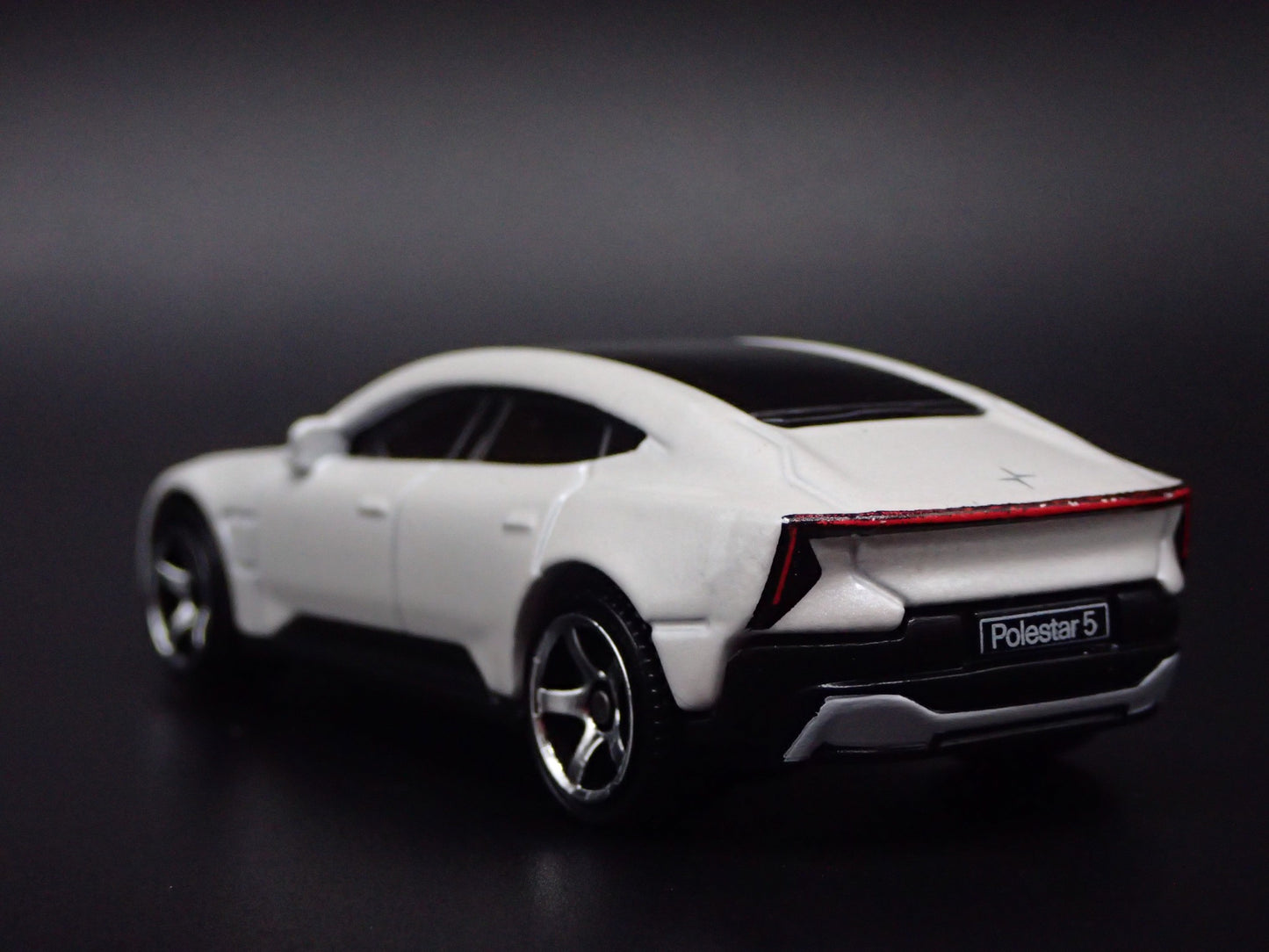 2026 26 POLESTAR 5 WHITE 1/64 SCALE COLLECTIBLE DIORAMA DIECAST MODEL CAR
