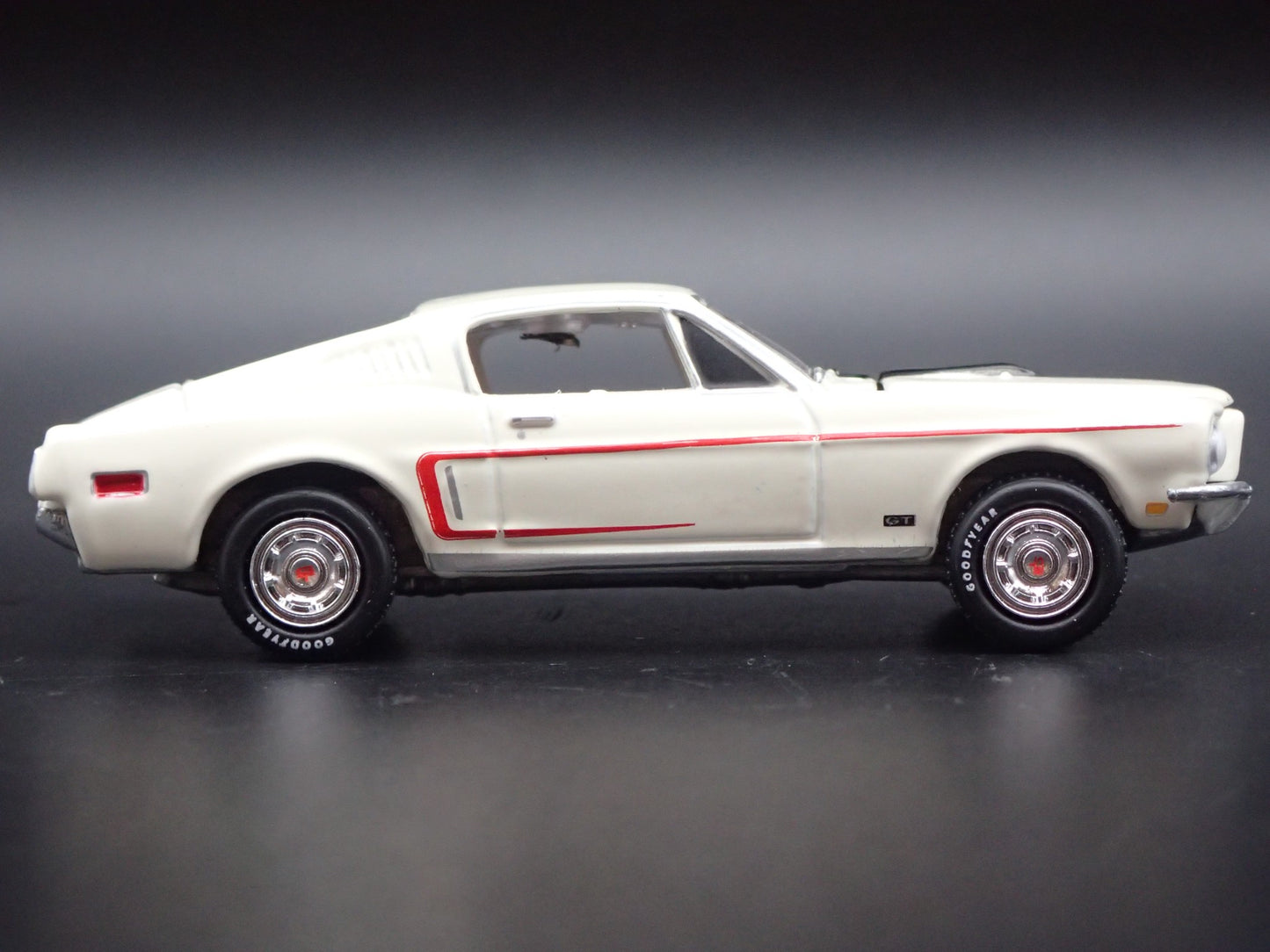 1968 68 FORD MUSTANG GT FASTBACK WHITE 1:64 SCALE COLLECTIBLE DIECAST MODEL CAR