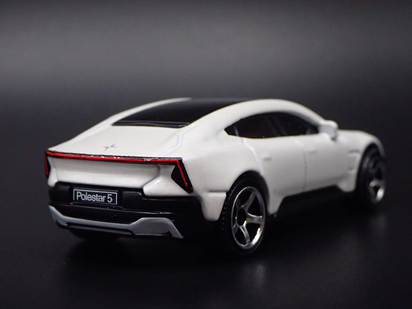 2026 26 POLESTAR 5 WHITE 1/64 SCALE COLLECTIBLE DIORAMA DIECAST MODEL CAR