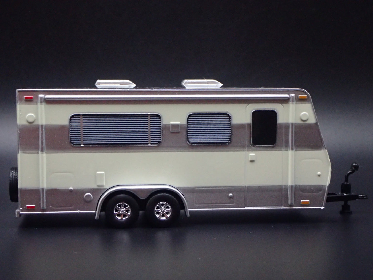 MODERN CAMPER TRAILER W/ HITCH 1:64 SCALE LIMITED COLLECTIBLE DIORAMA MODEL CAR